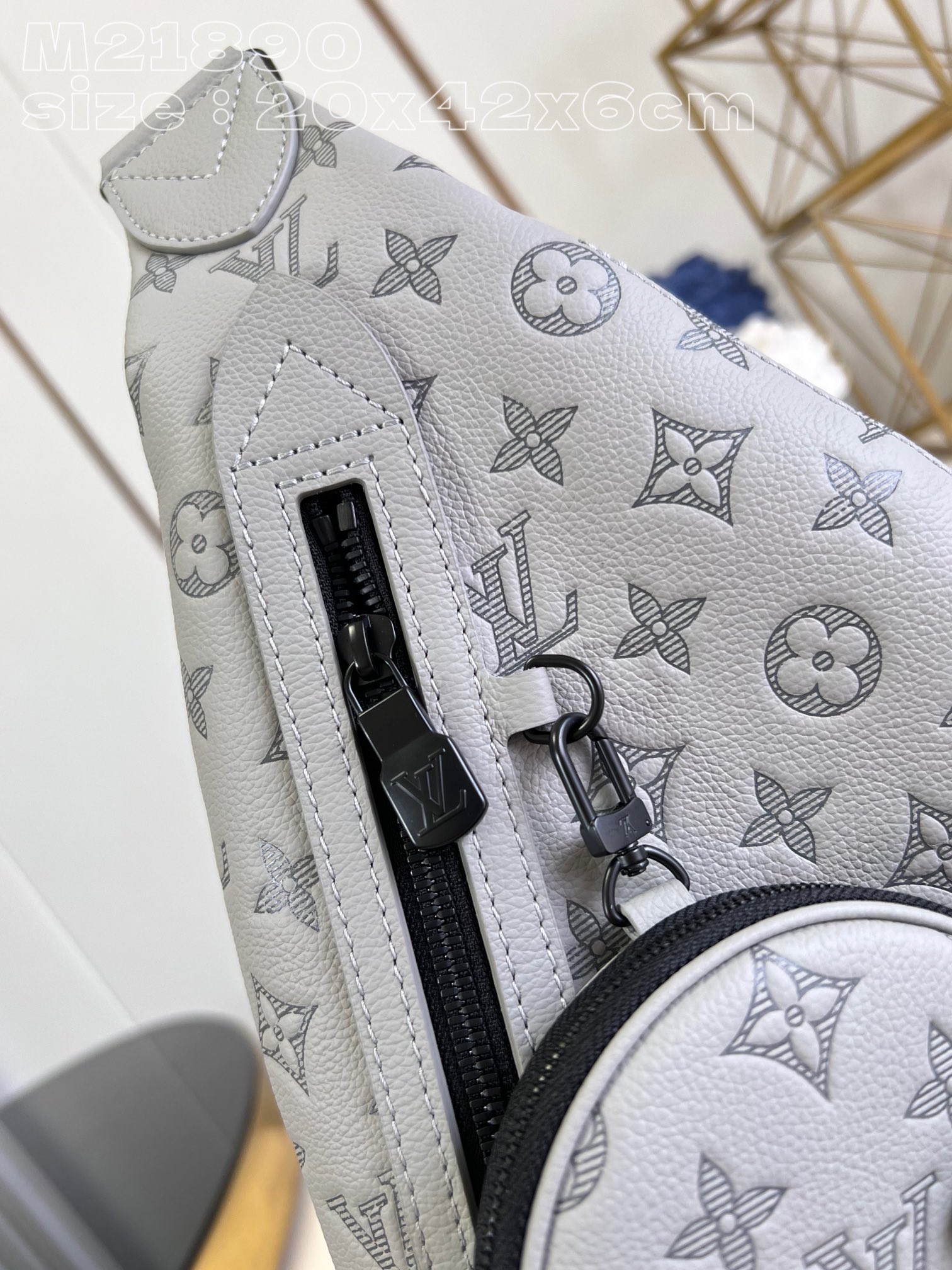 l**is V*t*n duo slingbag