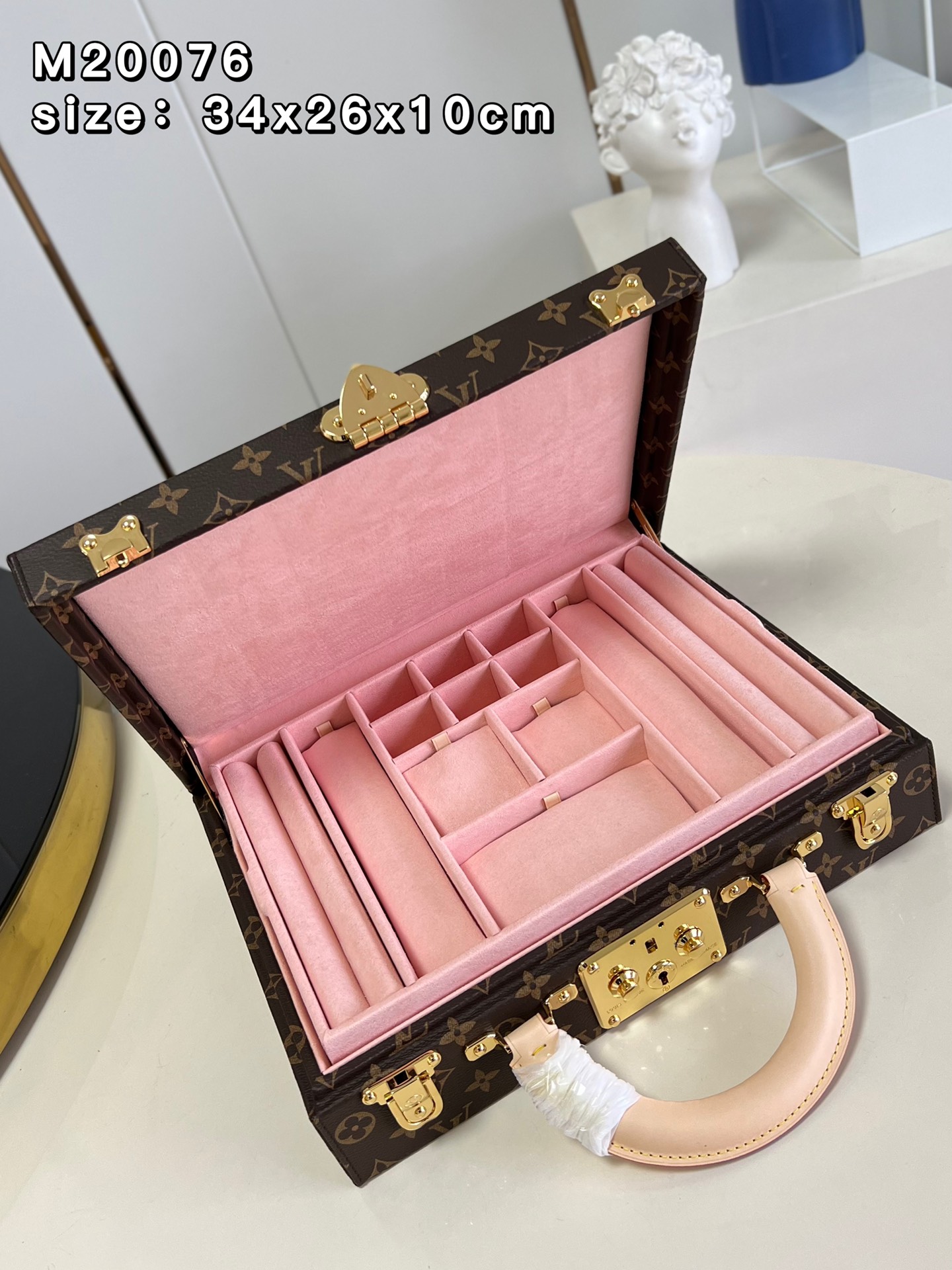 l**is V*t*n jewelry vanity
