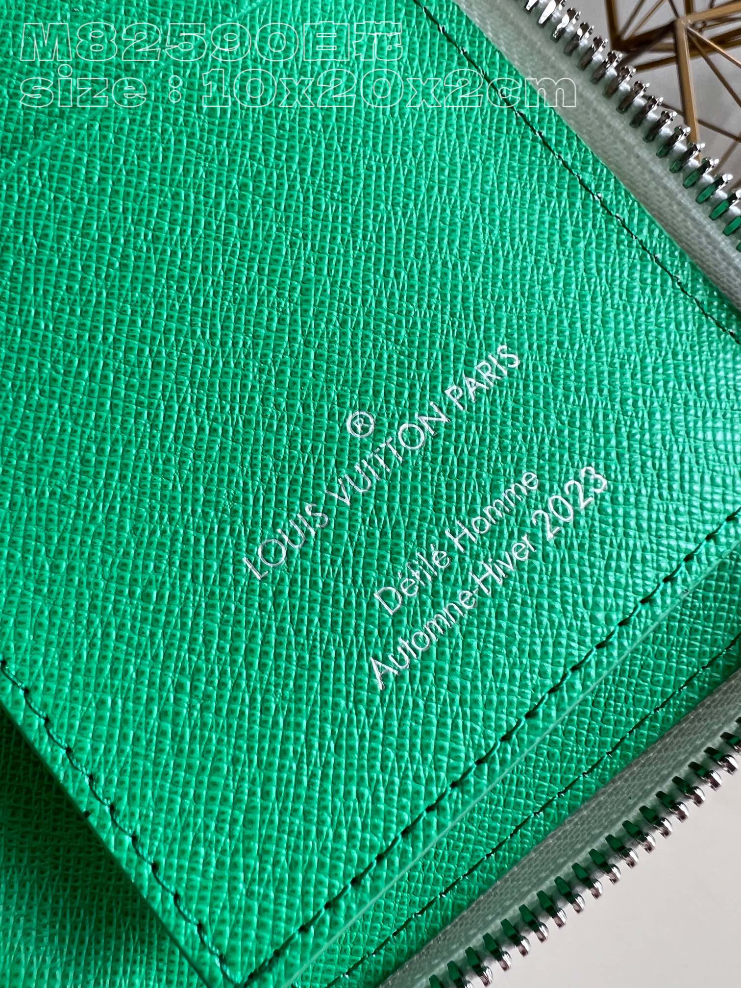 l**is V*t*n zippy vertical wallet