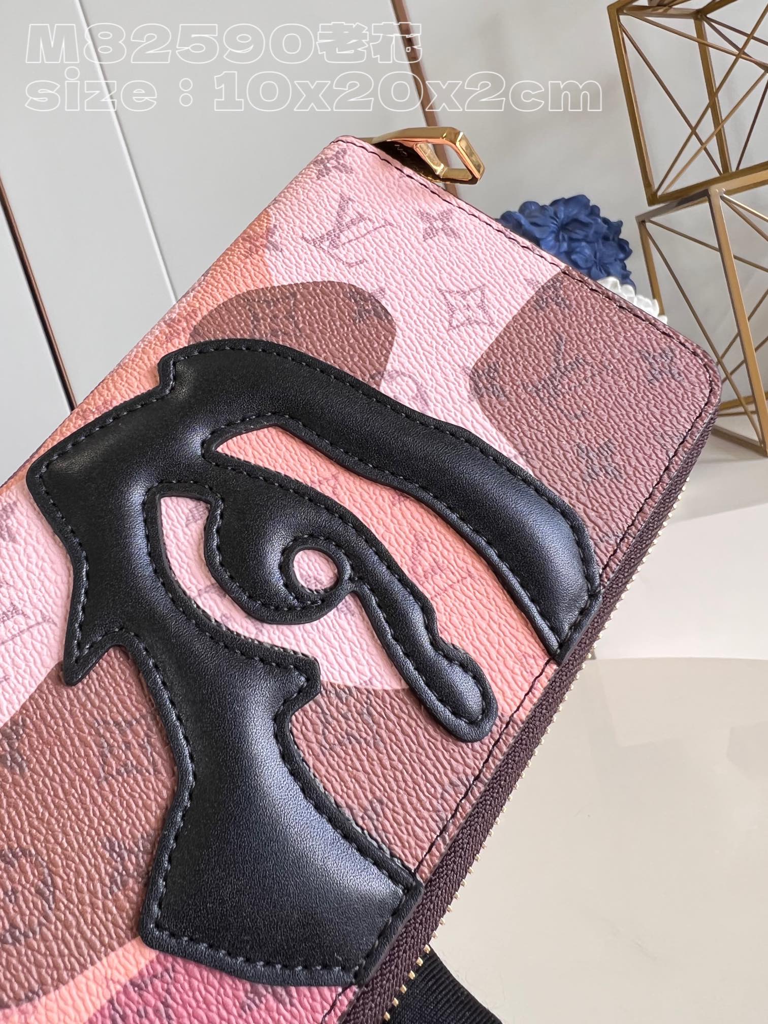 l**is V*t*n zippy vertical wallet