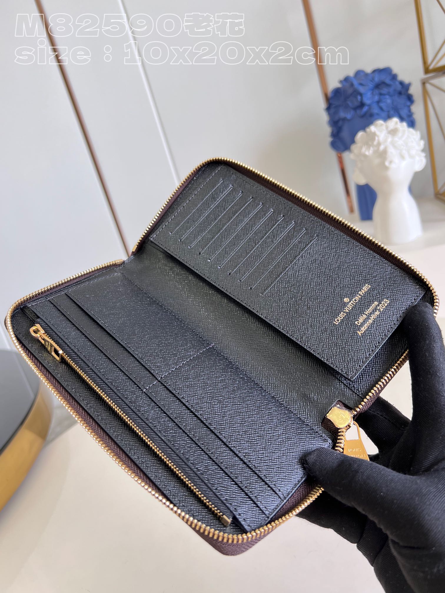 l**is V*t*n zippy vertical wallet