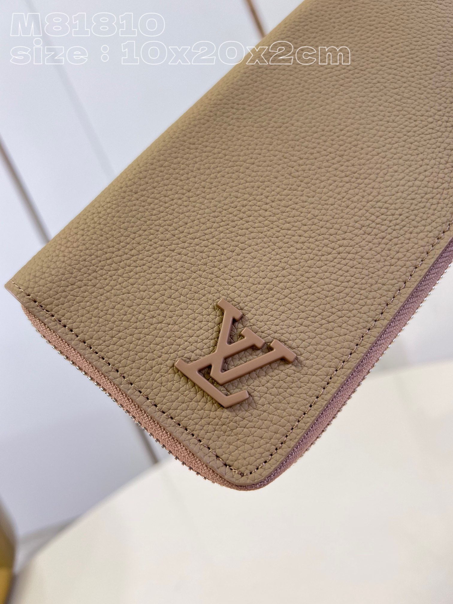 l**is V*t*n zippy wallet