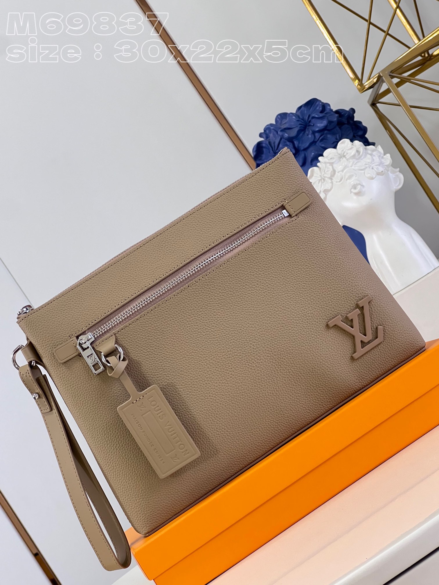 l**is V*t*n takeoff pouch