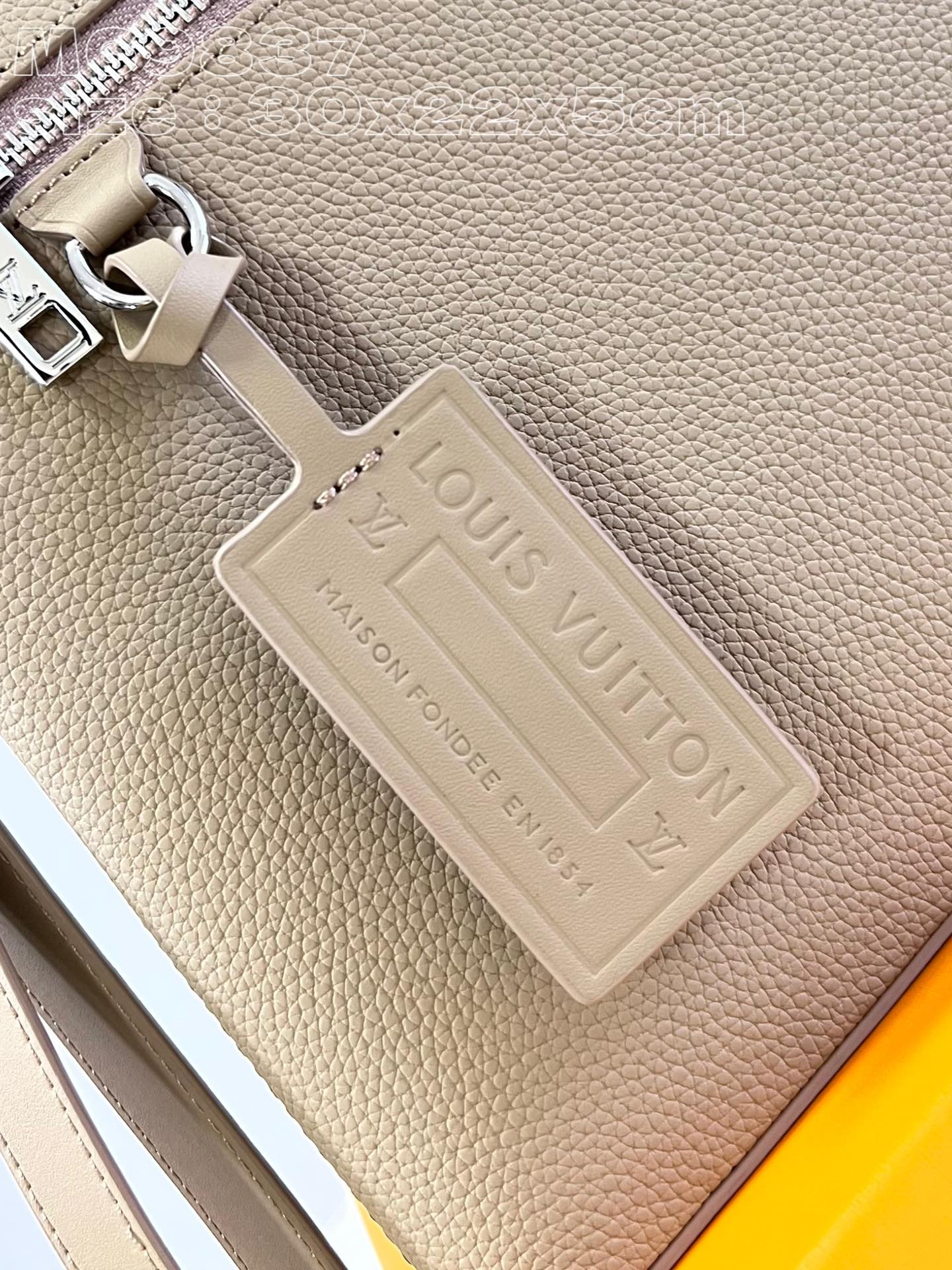 l**is V*t*n takeoff pouch