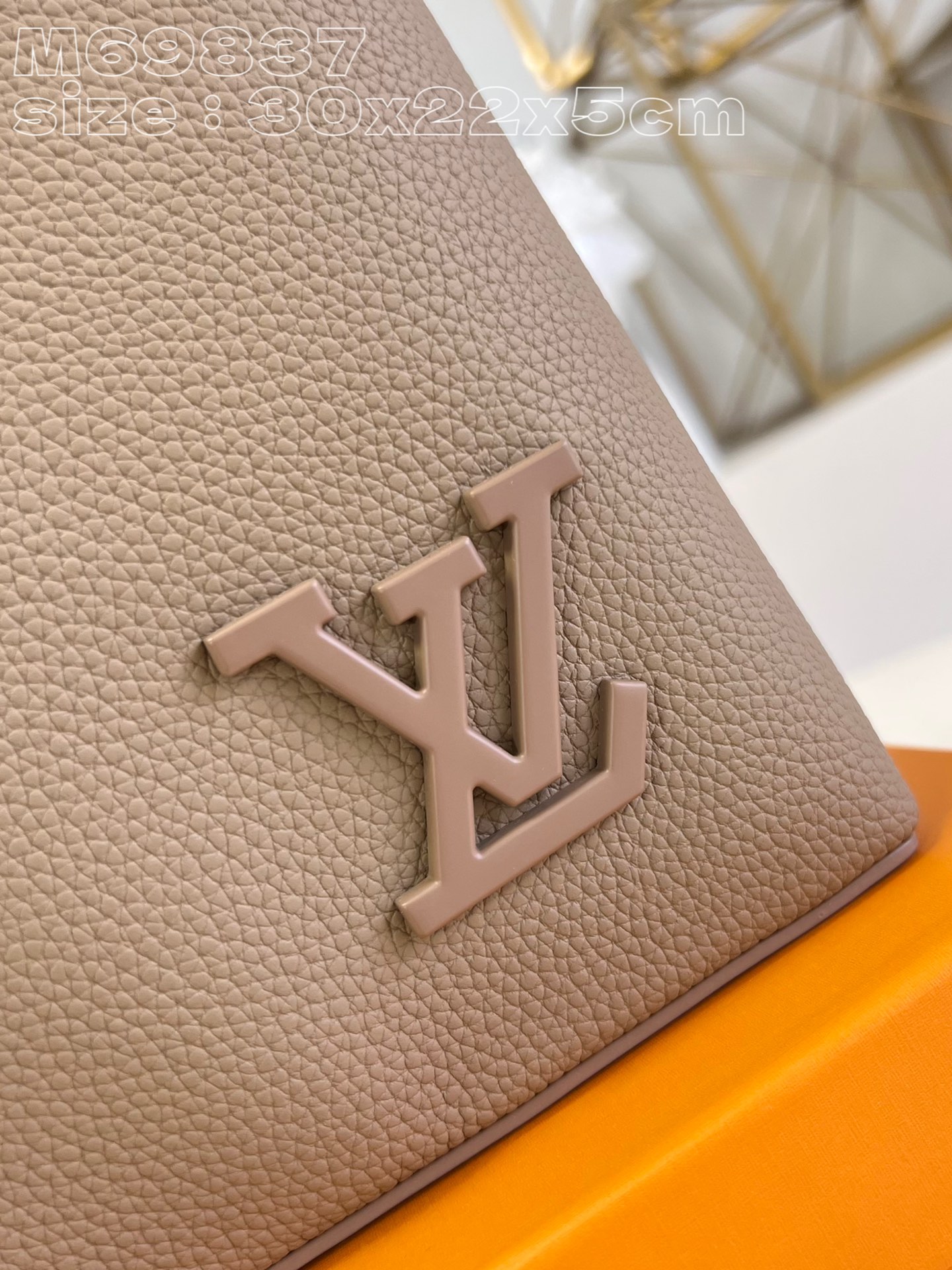 l**is V*t*n takeoff pouch