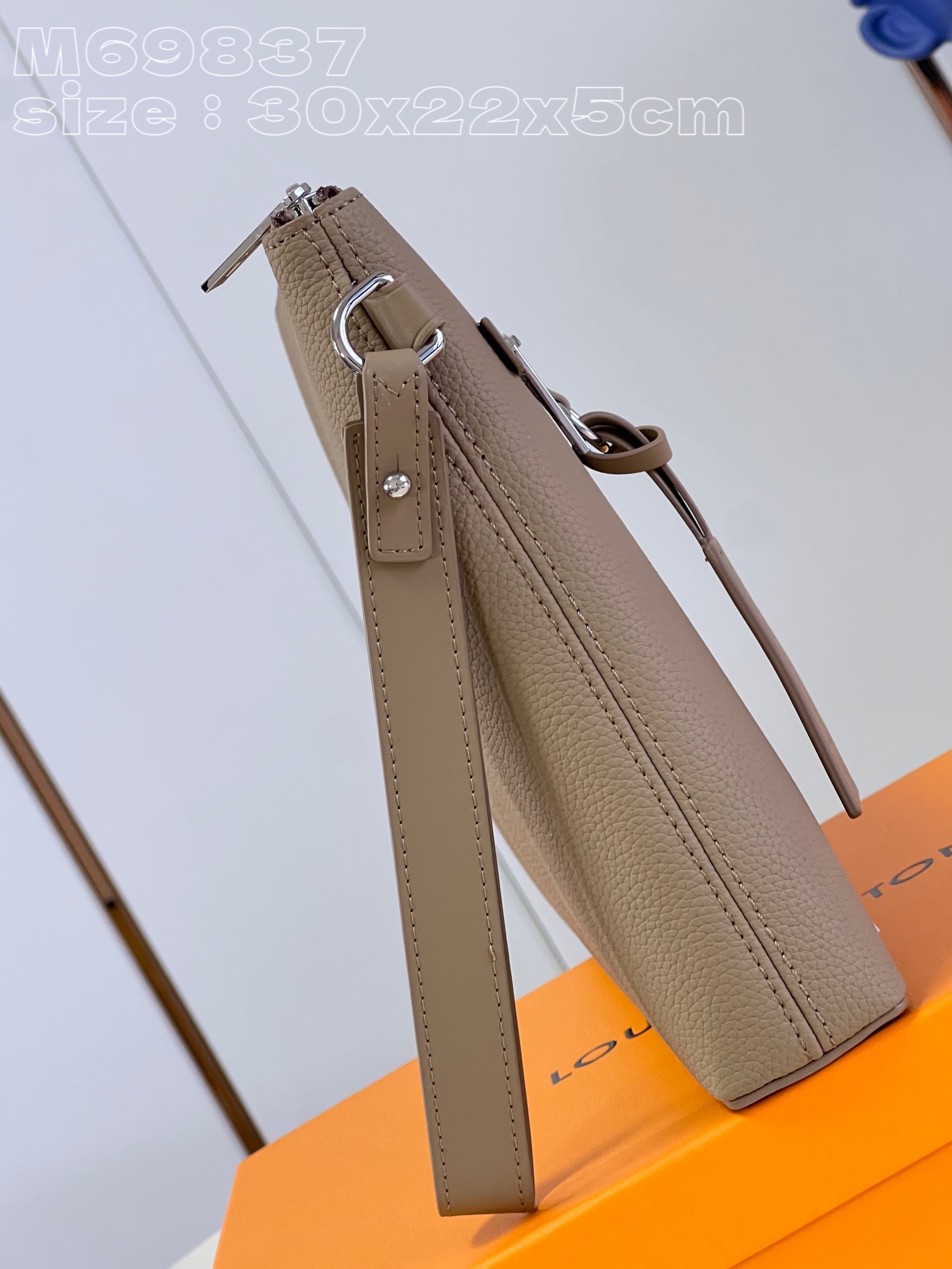 l**is V*t*n takeoff pouch