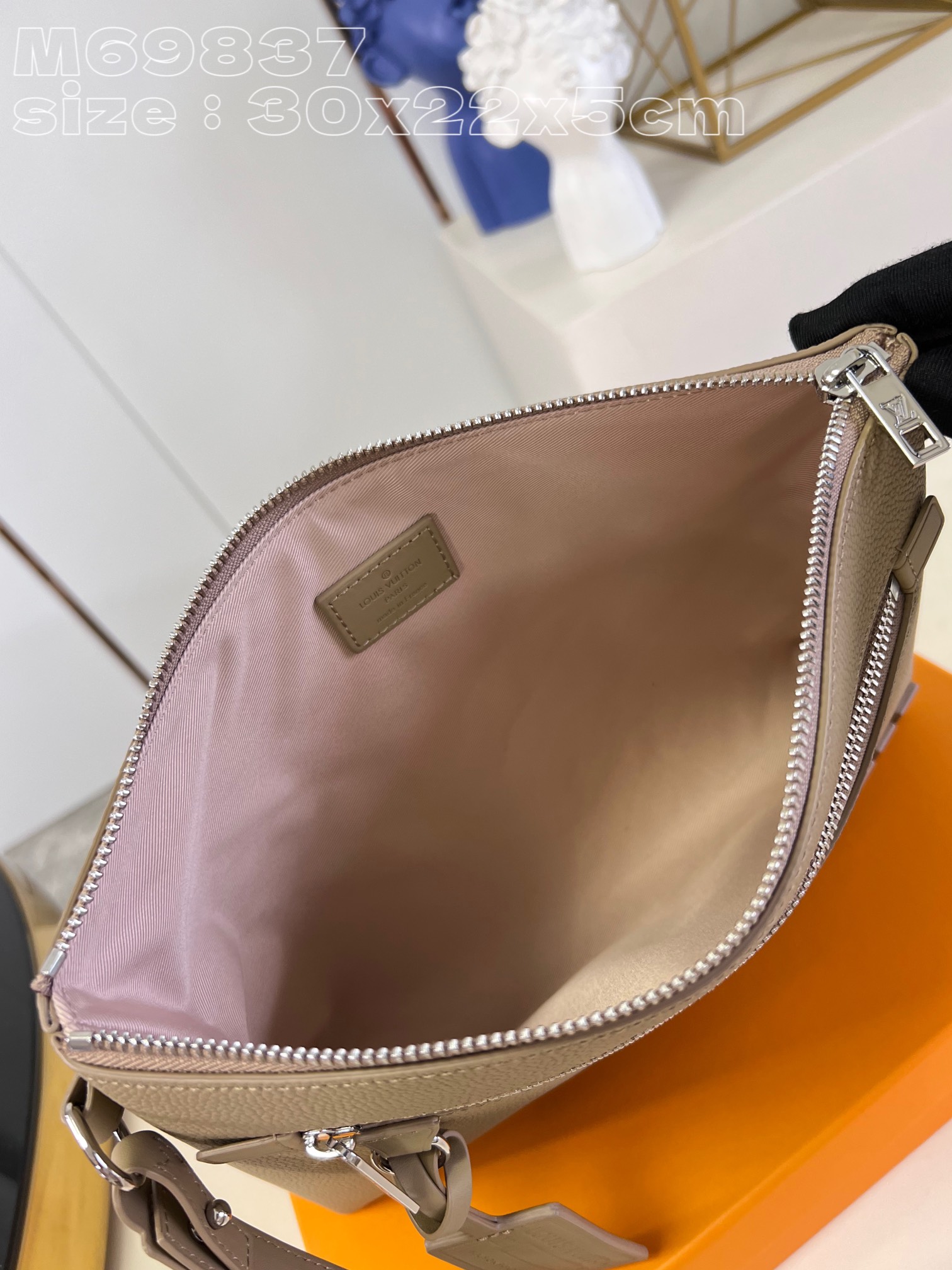 l**is V*t*n takeoff pouch