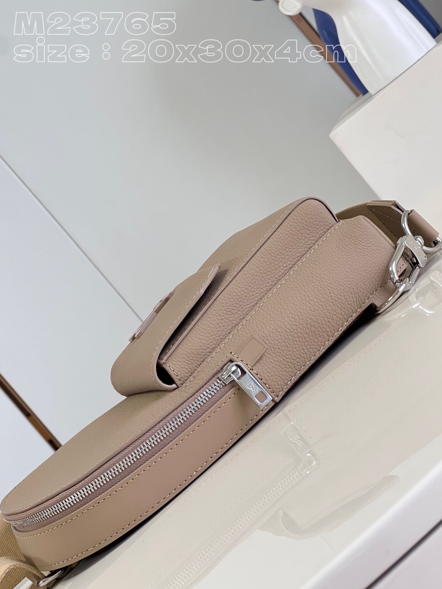 l**is V*t*n pilot slingbag