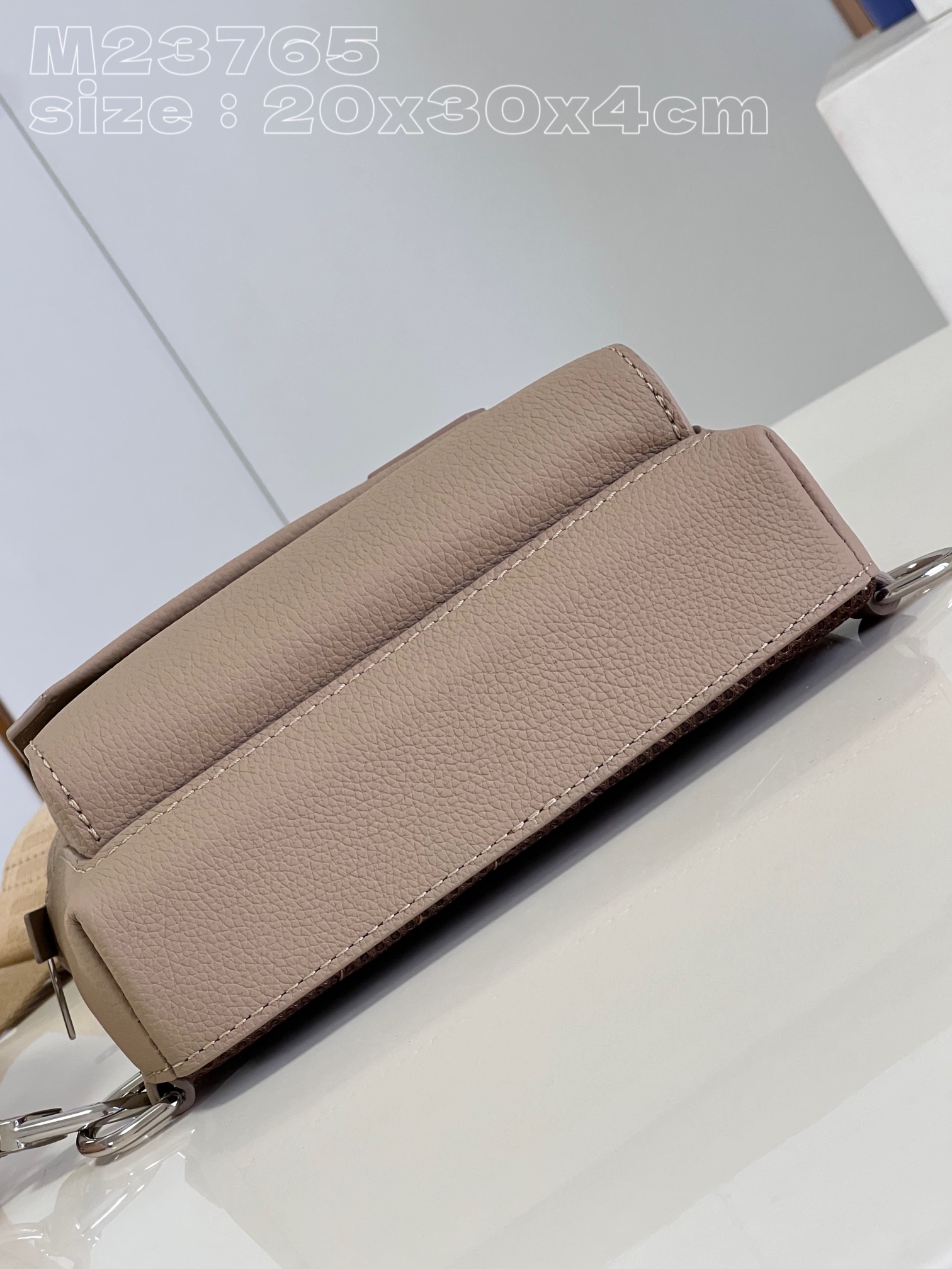 l**is V*t*n pilot slingbag