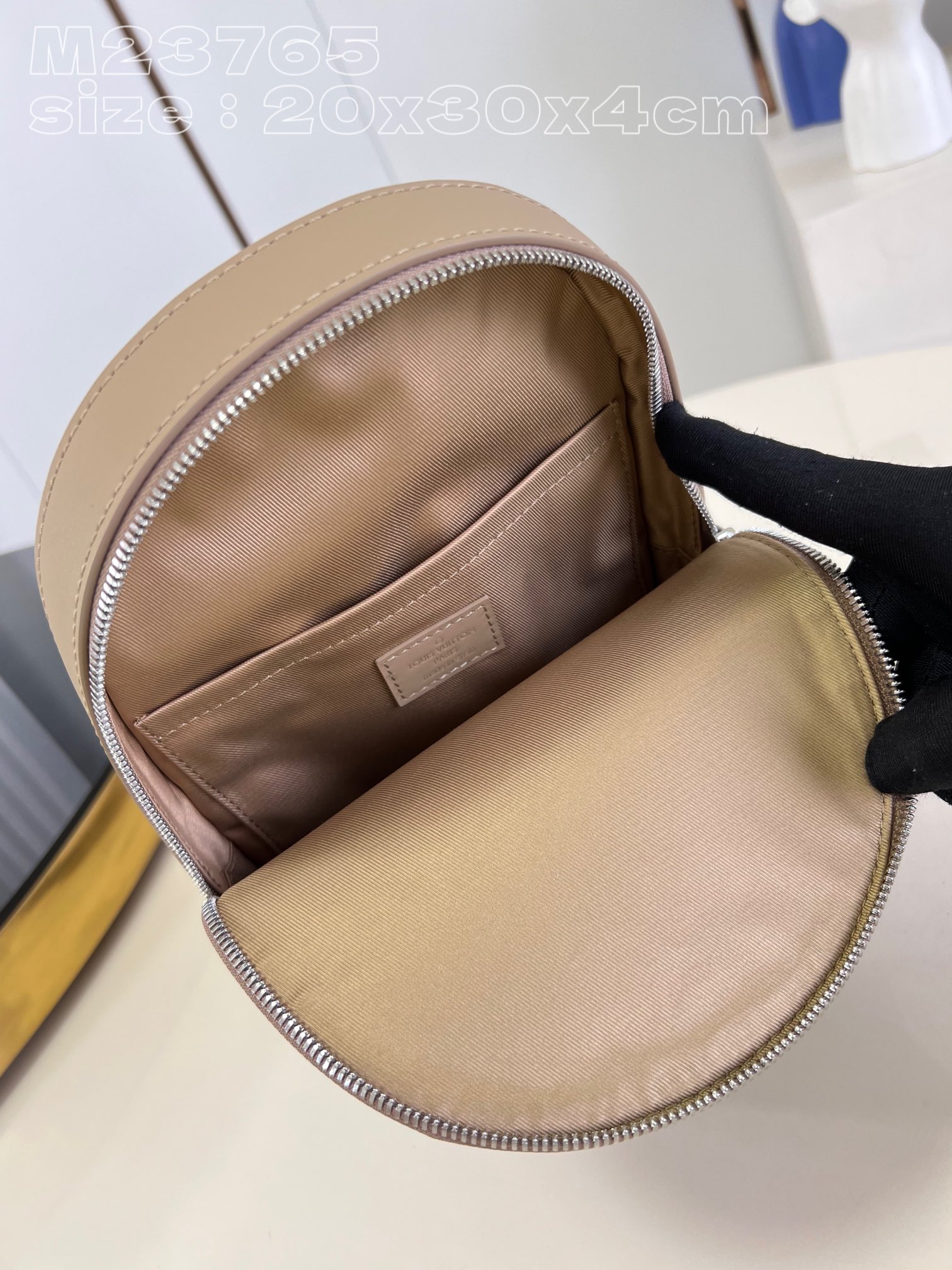 l**is V*t*n pilot slingbag