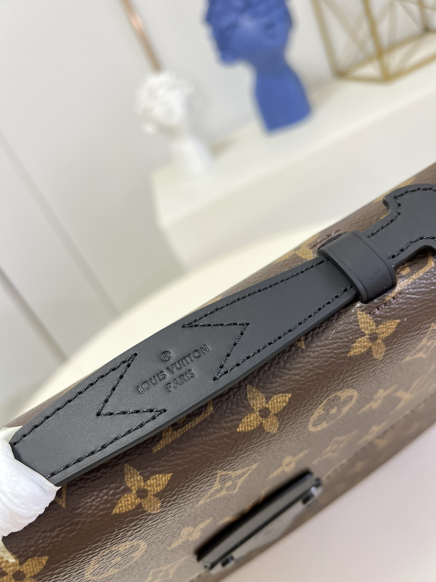 l**is V*t*n s lock briefcase