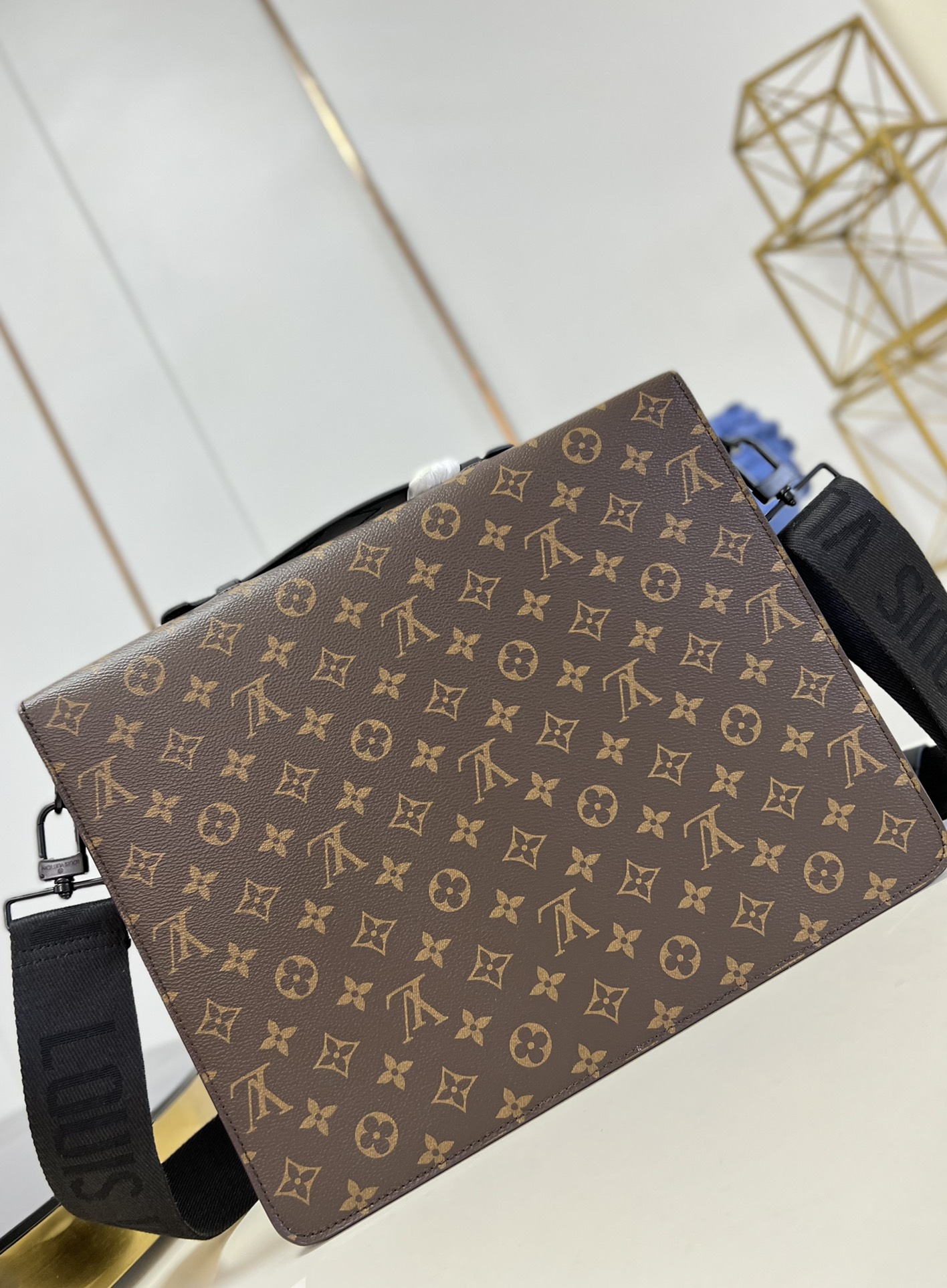 l**is V*t*n s lock briefcase