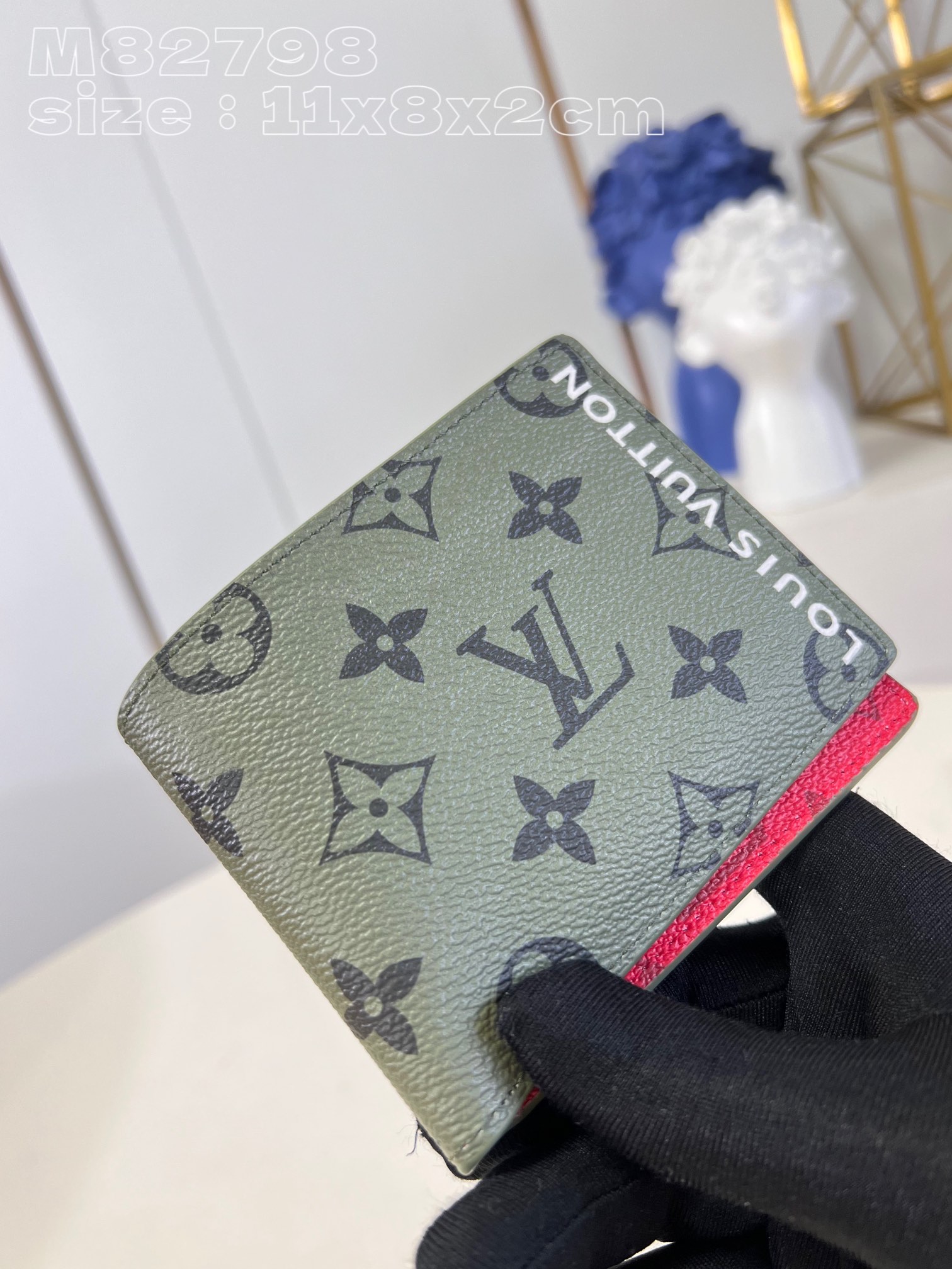 l**is V*t*n  slender wallet