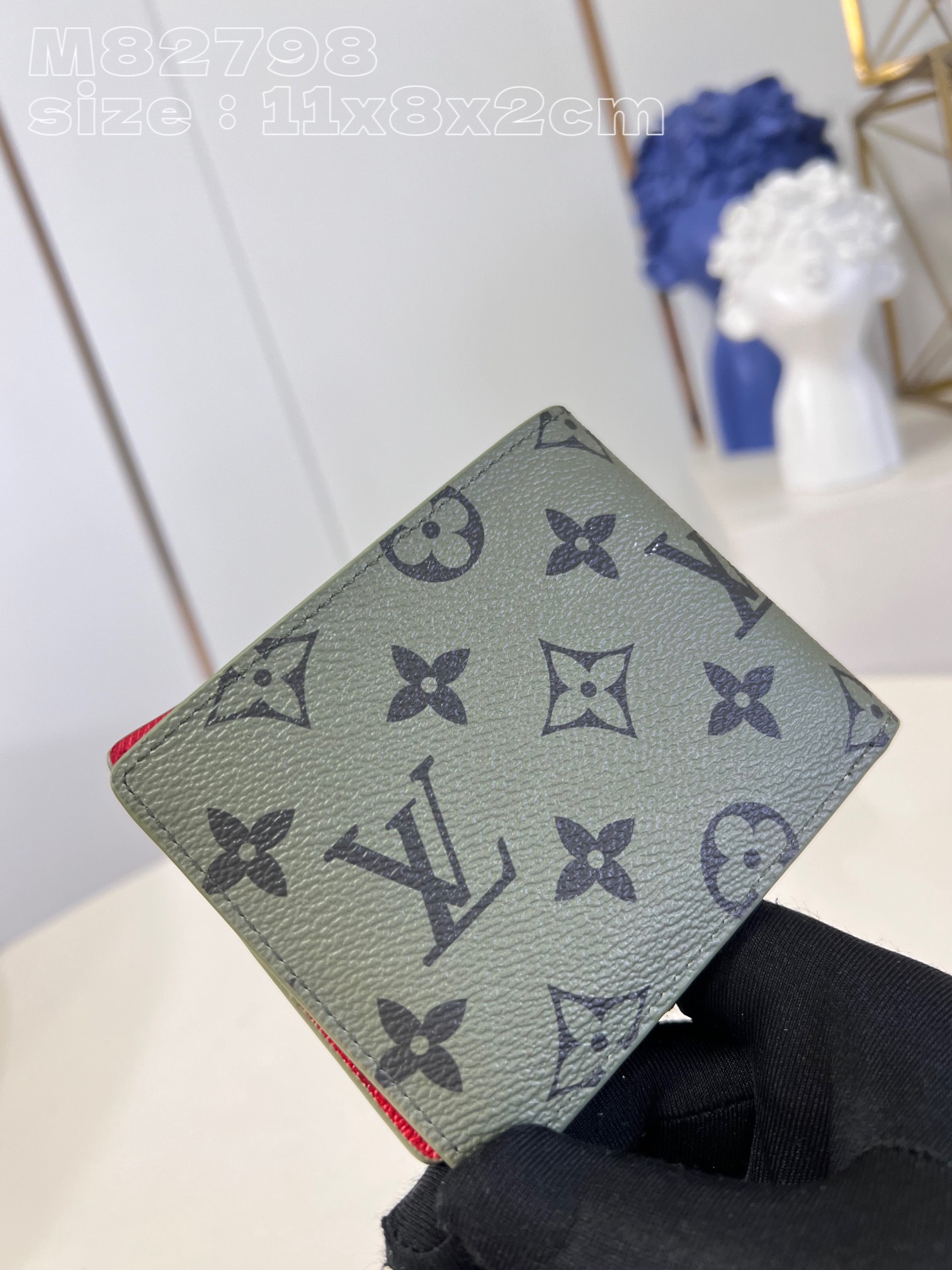 l**is V*t*n  slender wallet