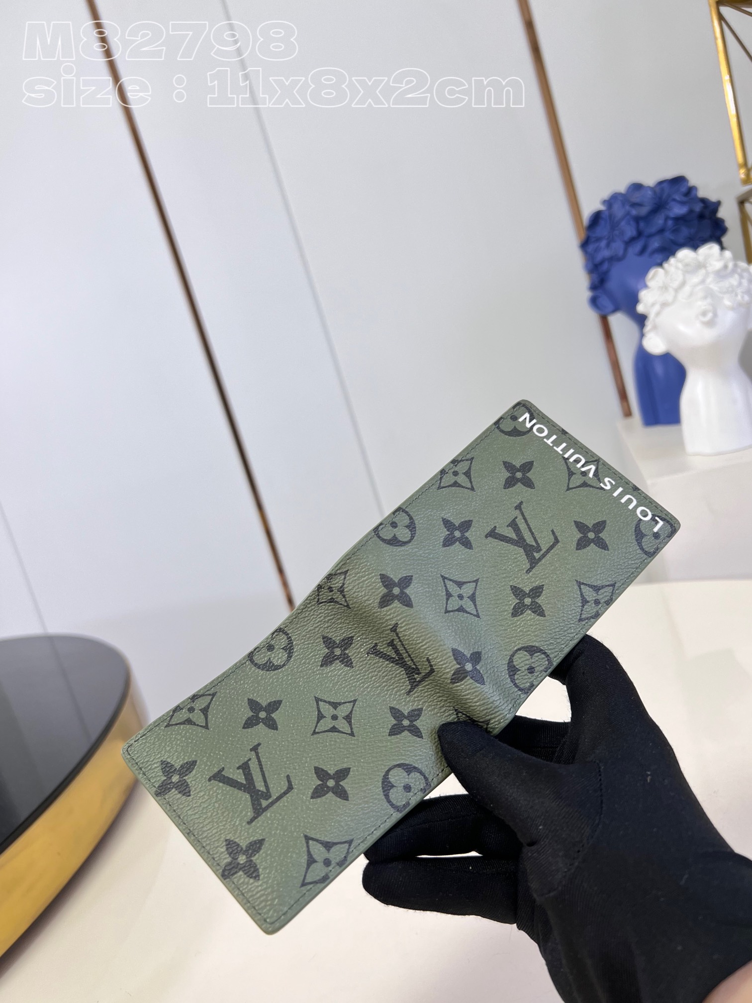 l**is V*t*n  slender wallet