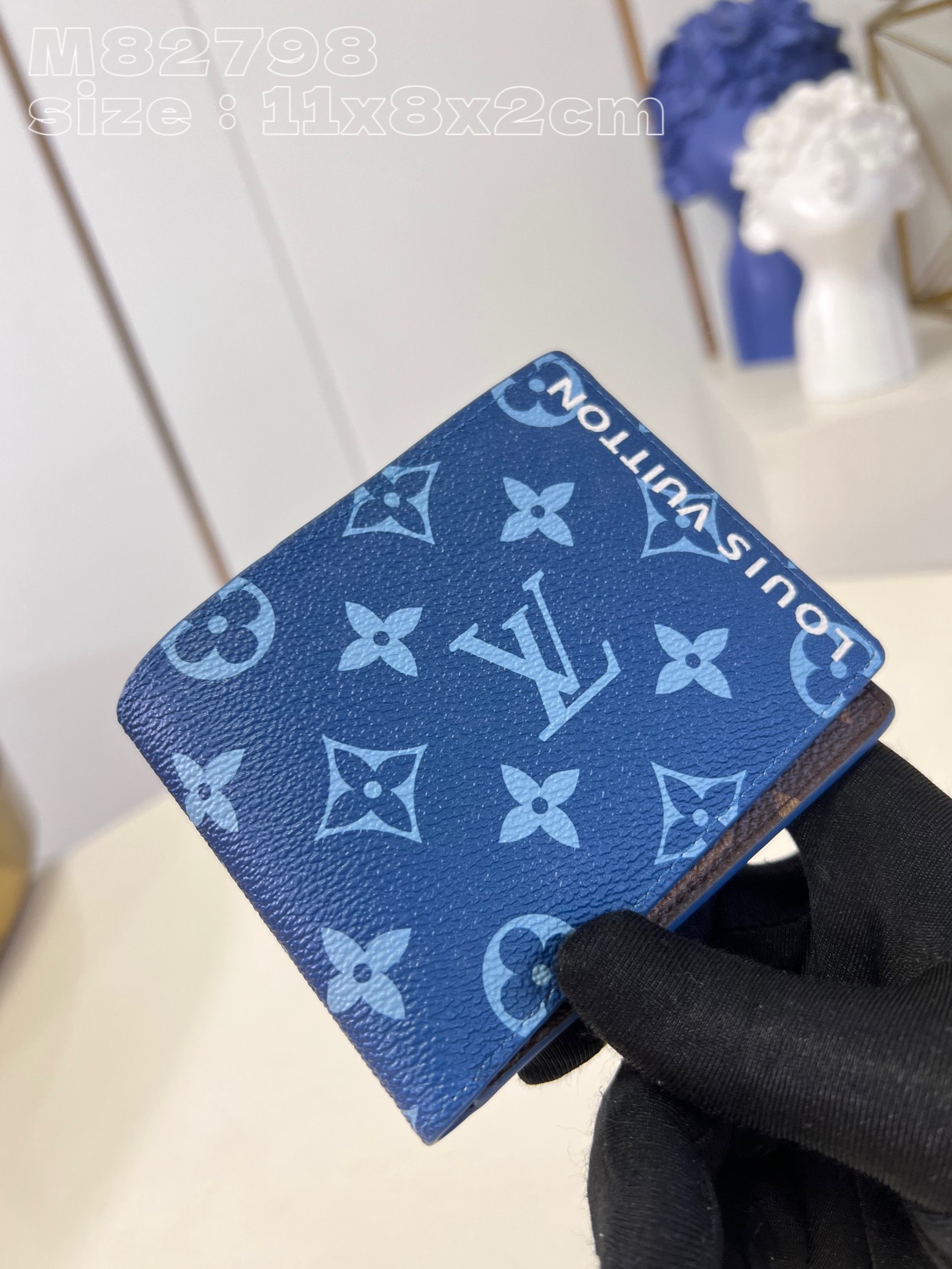 l**is V*t*n  slender  wallet