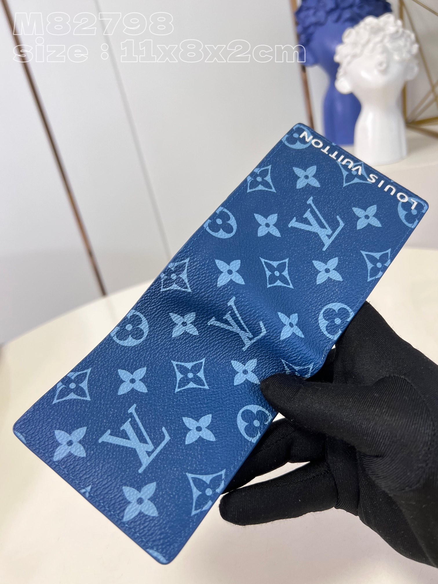 l**is V*t*n  slender  wallet