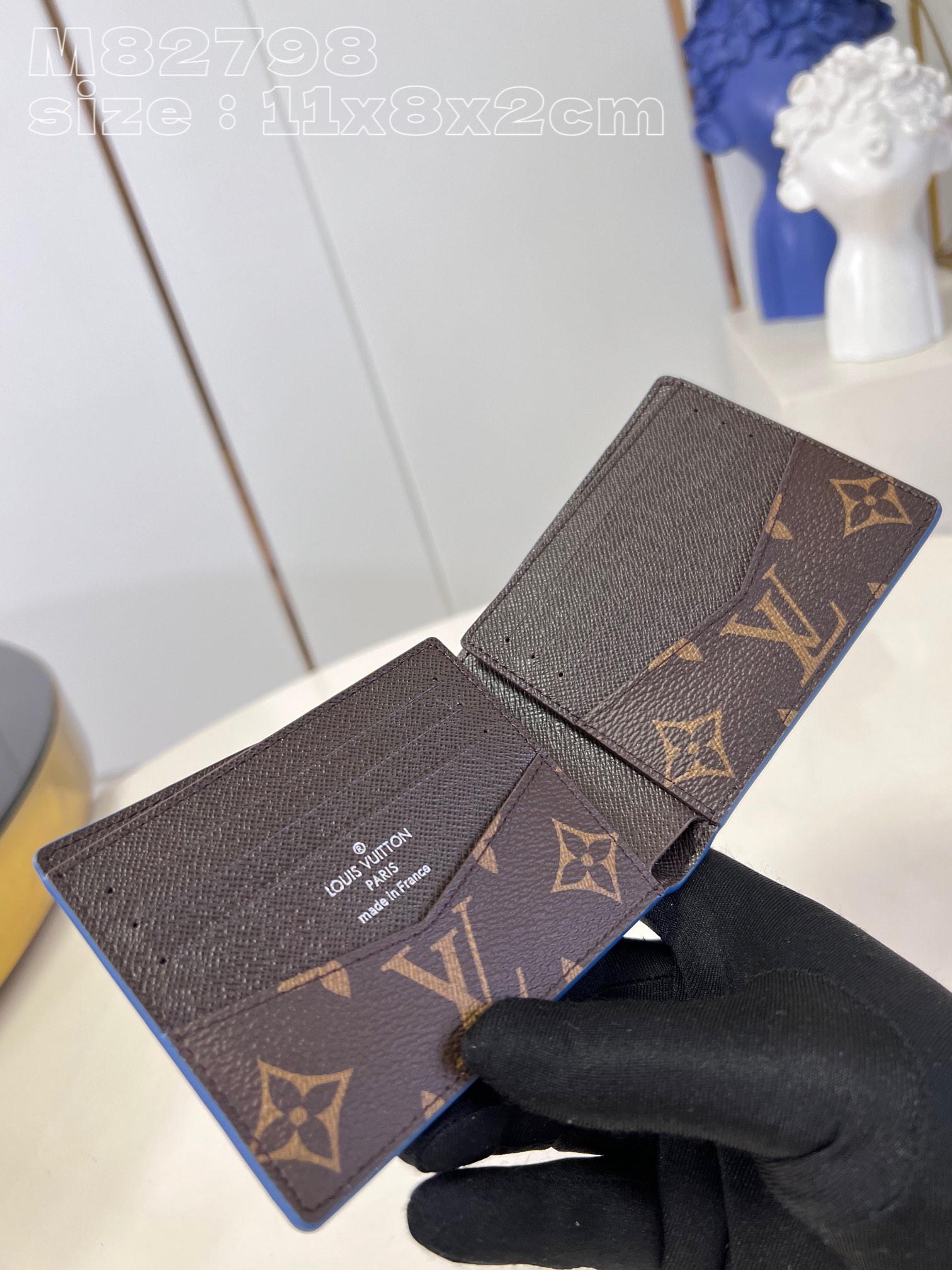 l**is V*t*n  slender  wallet
