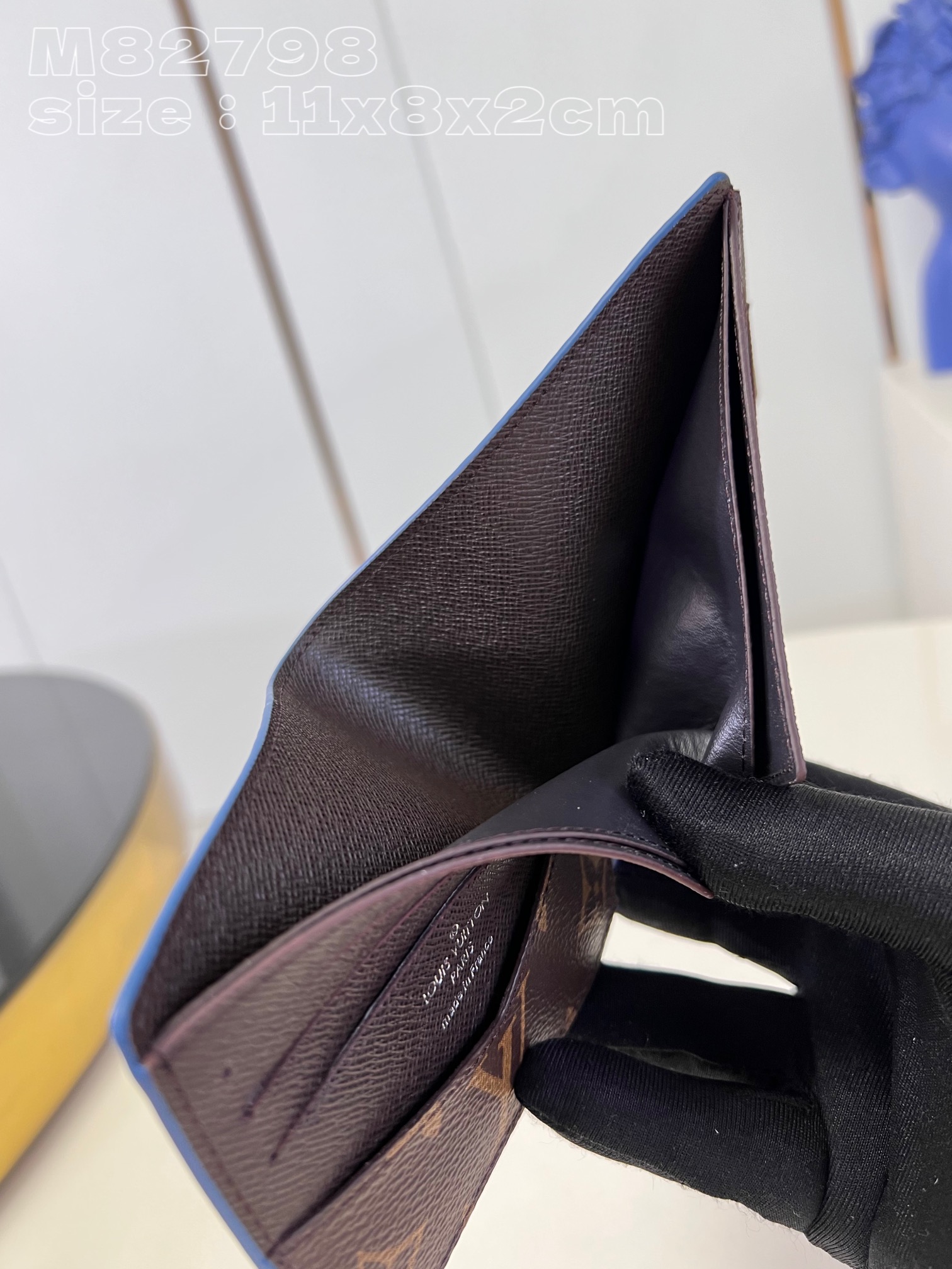 l**is V*t*n  slender  wallet