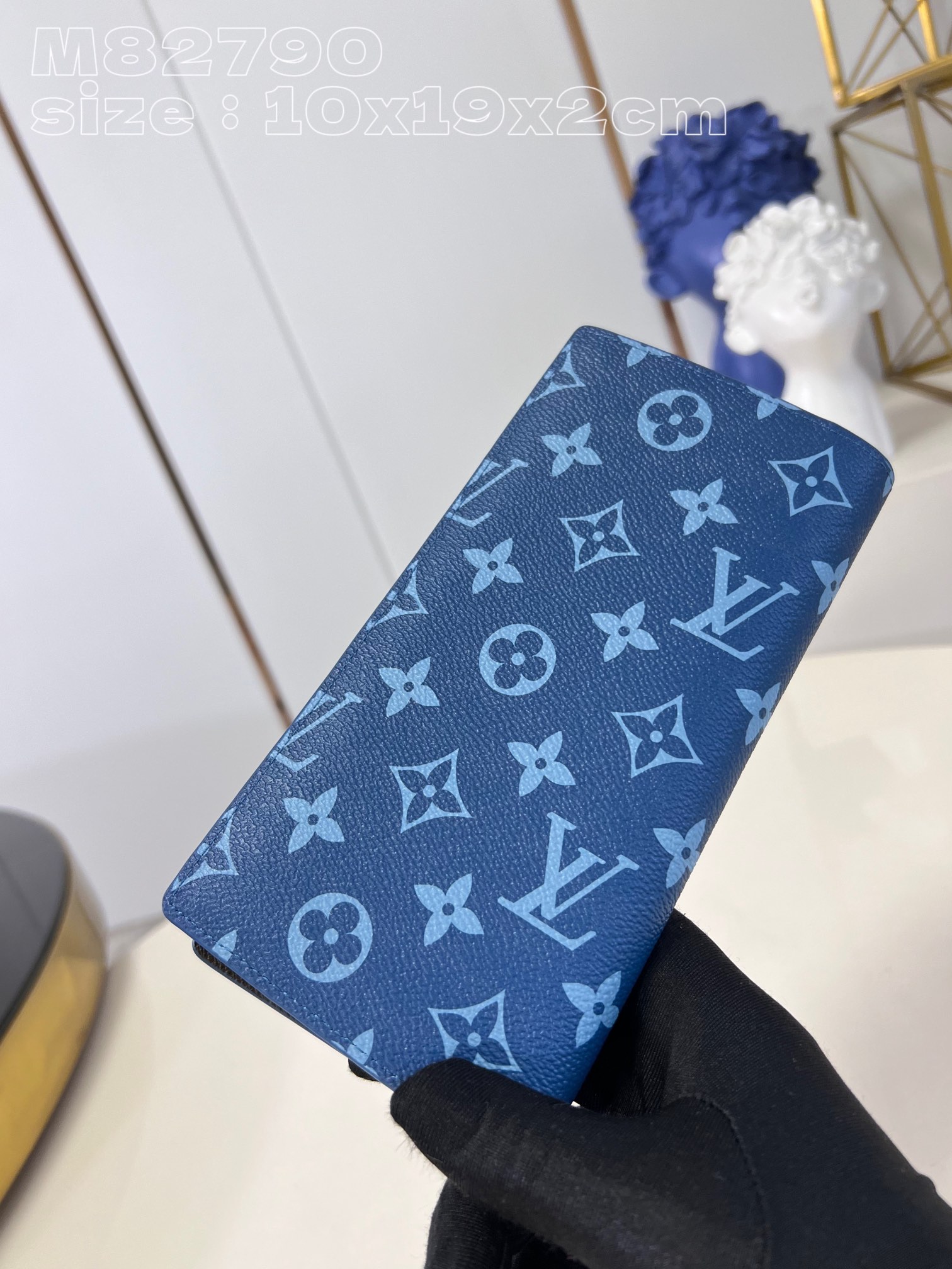 l**is V*t*n wallet