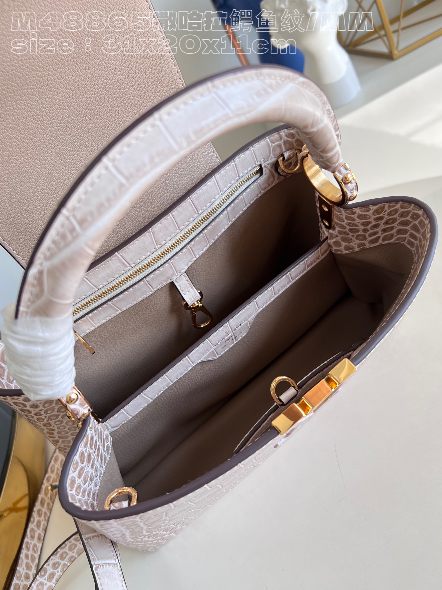 l**is V*t*n capucines medium handbag