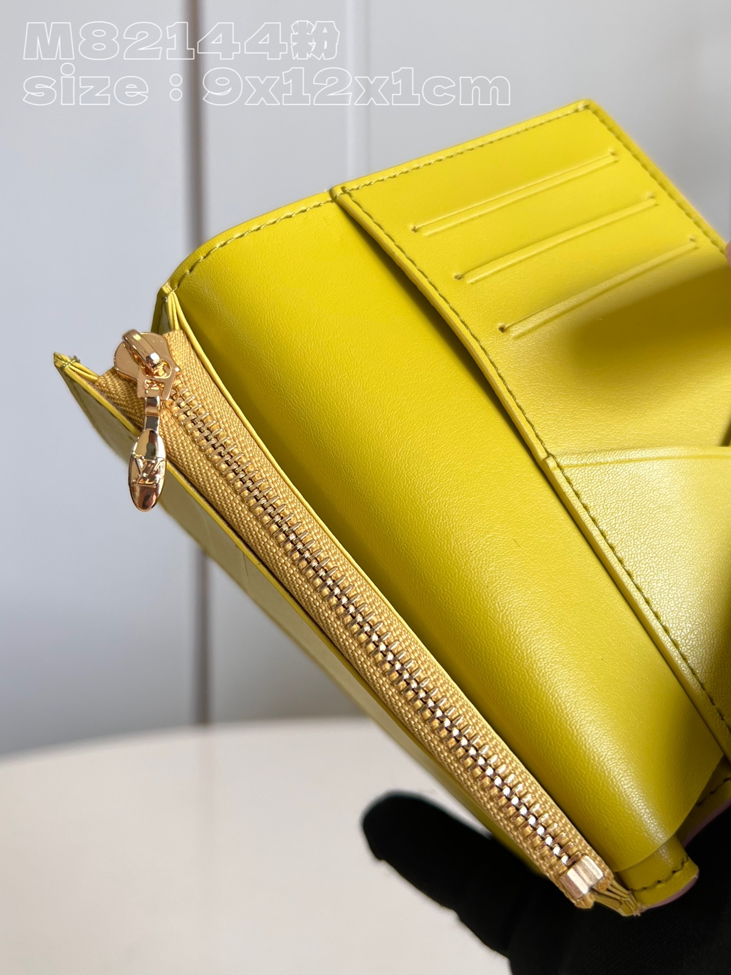 l**is V*t*n vertical compact wallet
