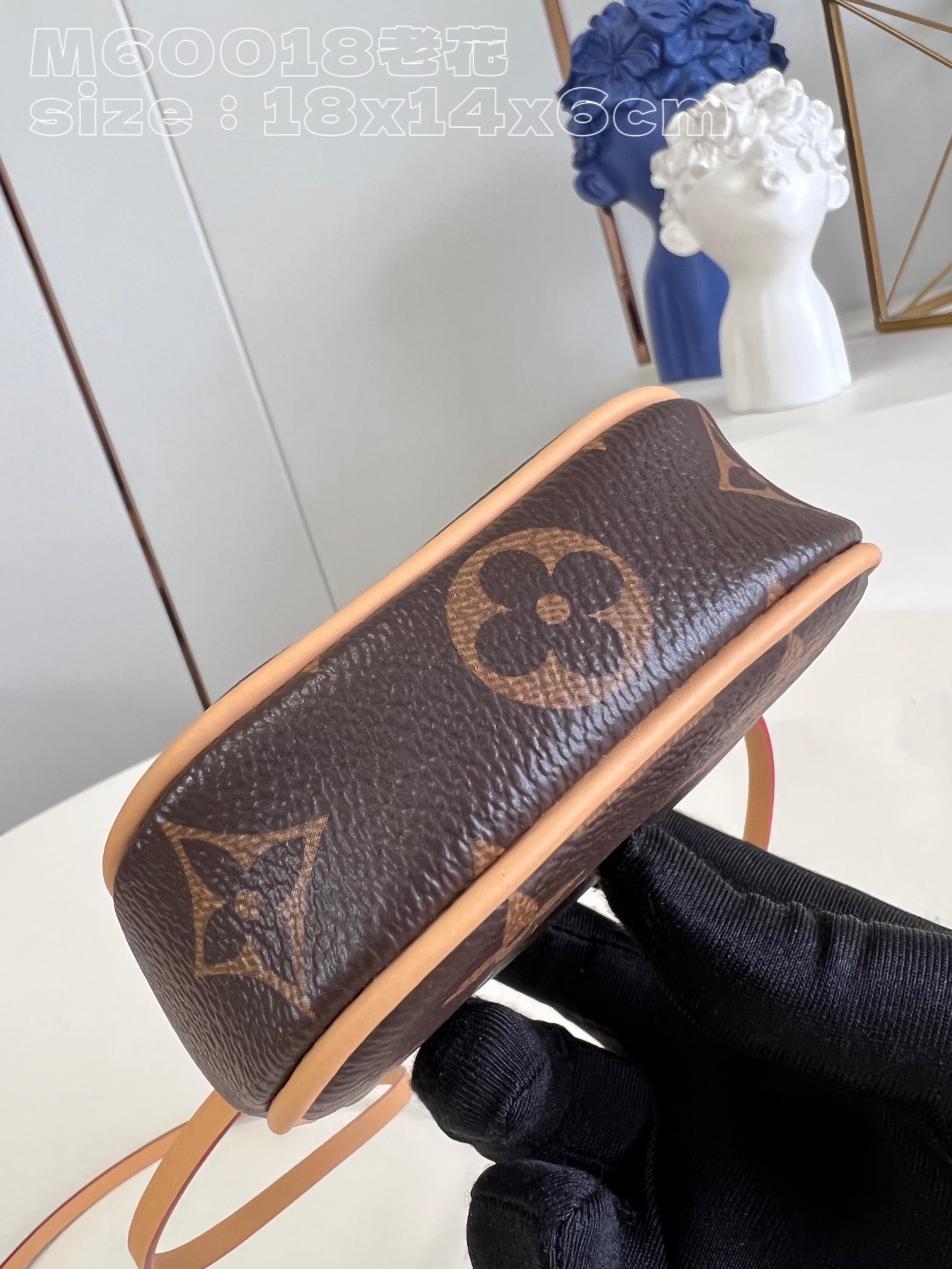 l**is V*t*n pochette cancun pouch