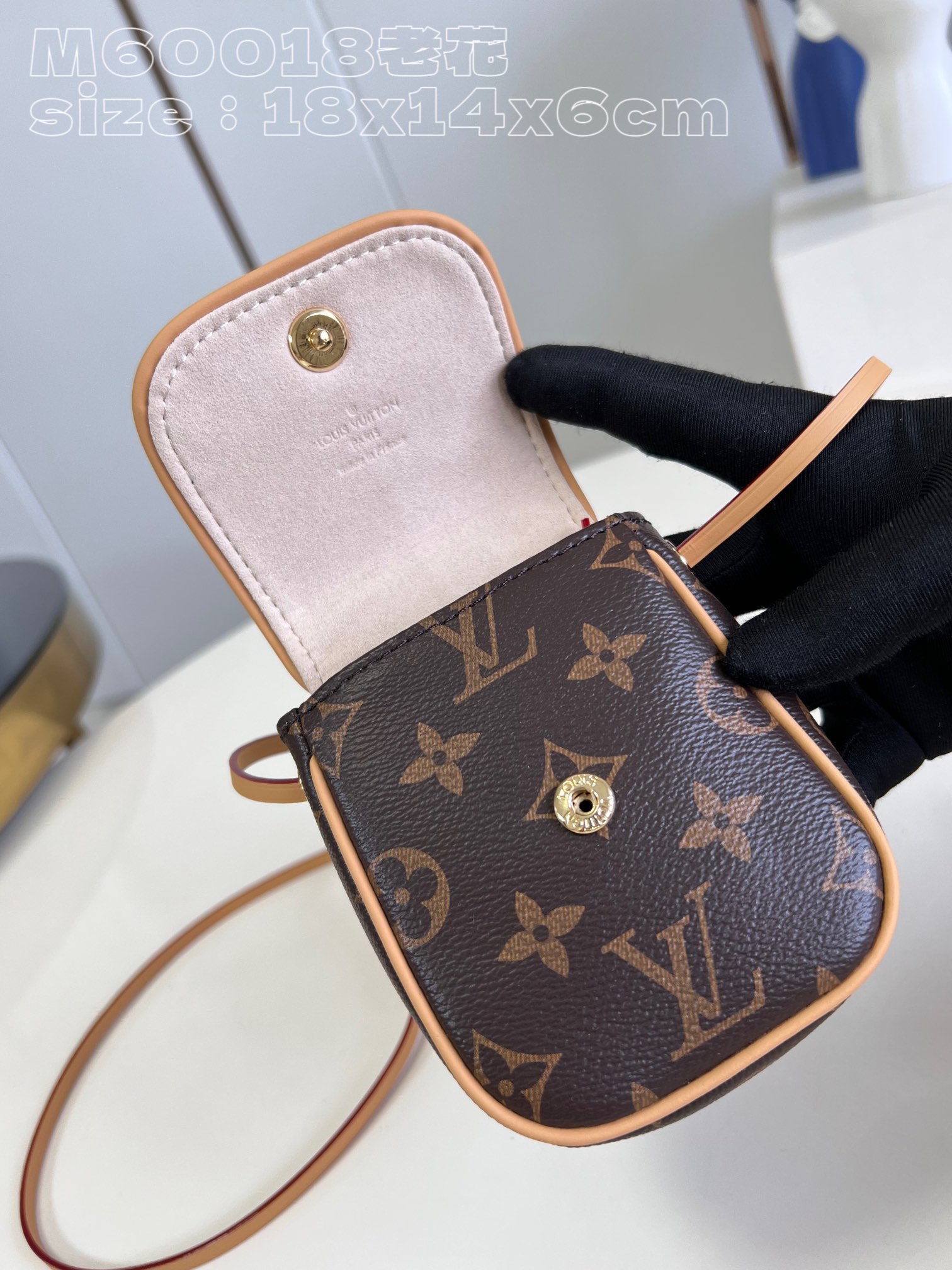 l**is V*t*n pochette cancun pouch