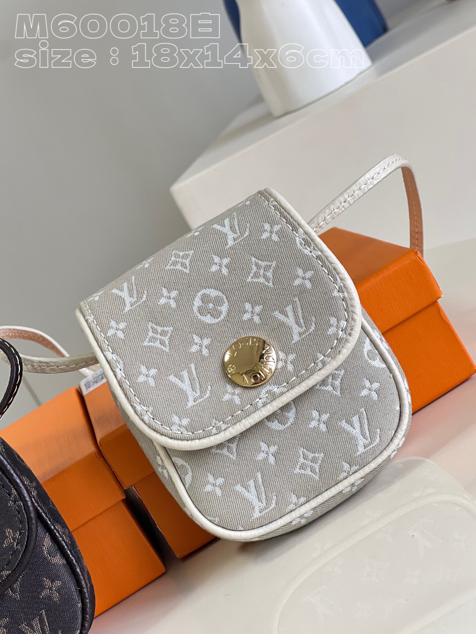l**is V*t*n pochette cancun pouch