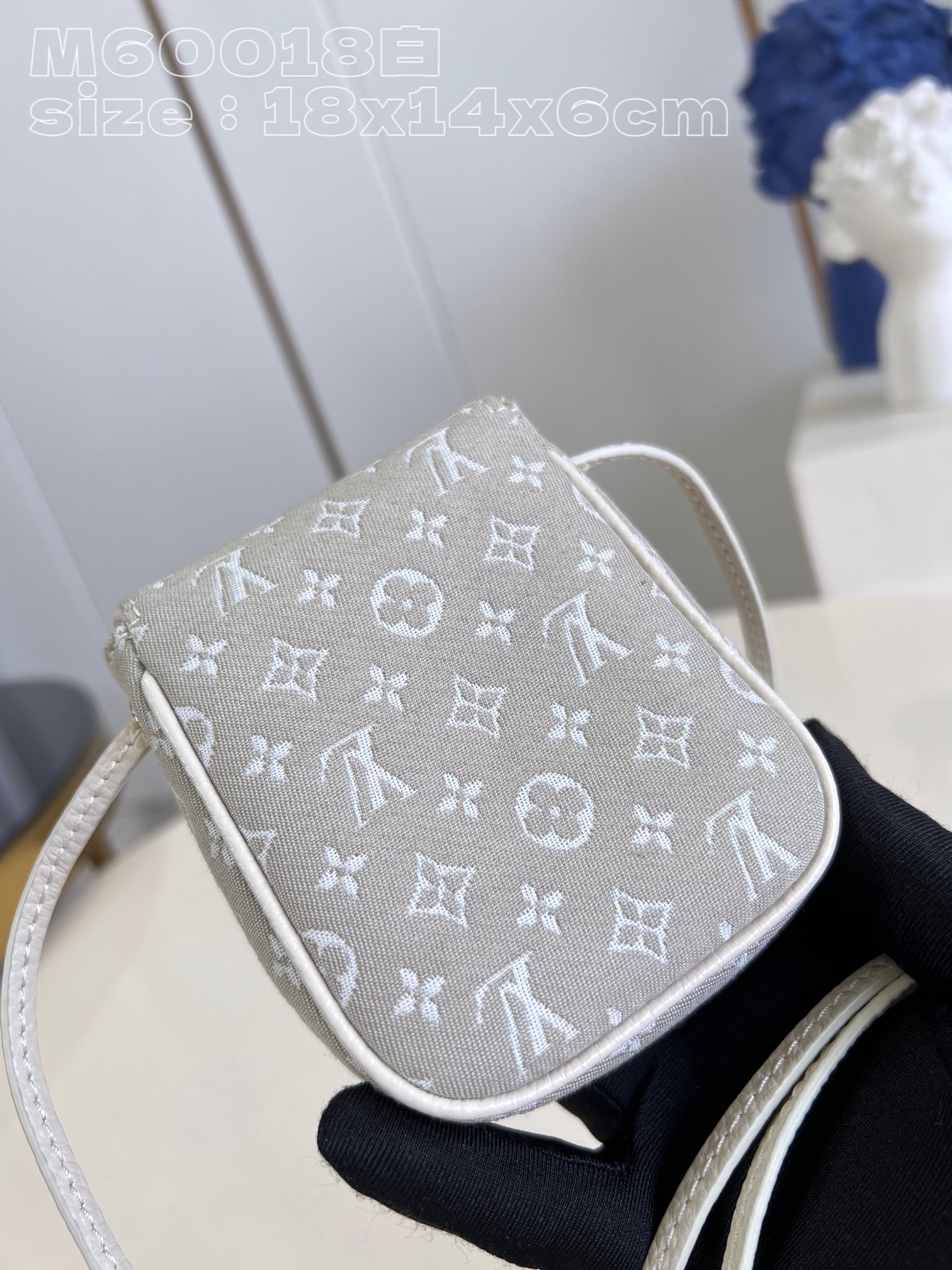 l**is V*t*n pochette cancun pouch