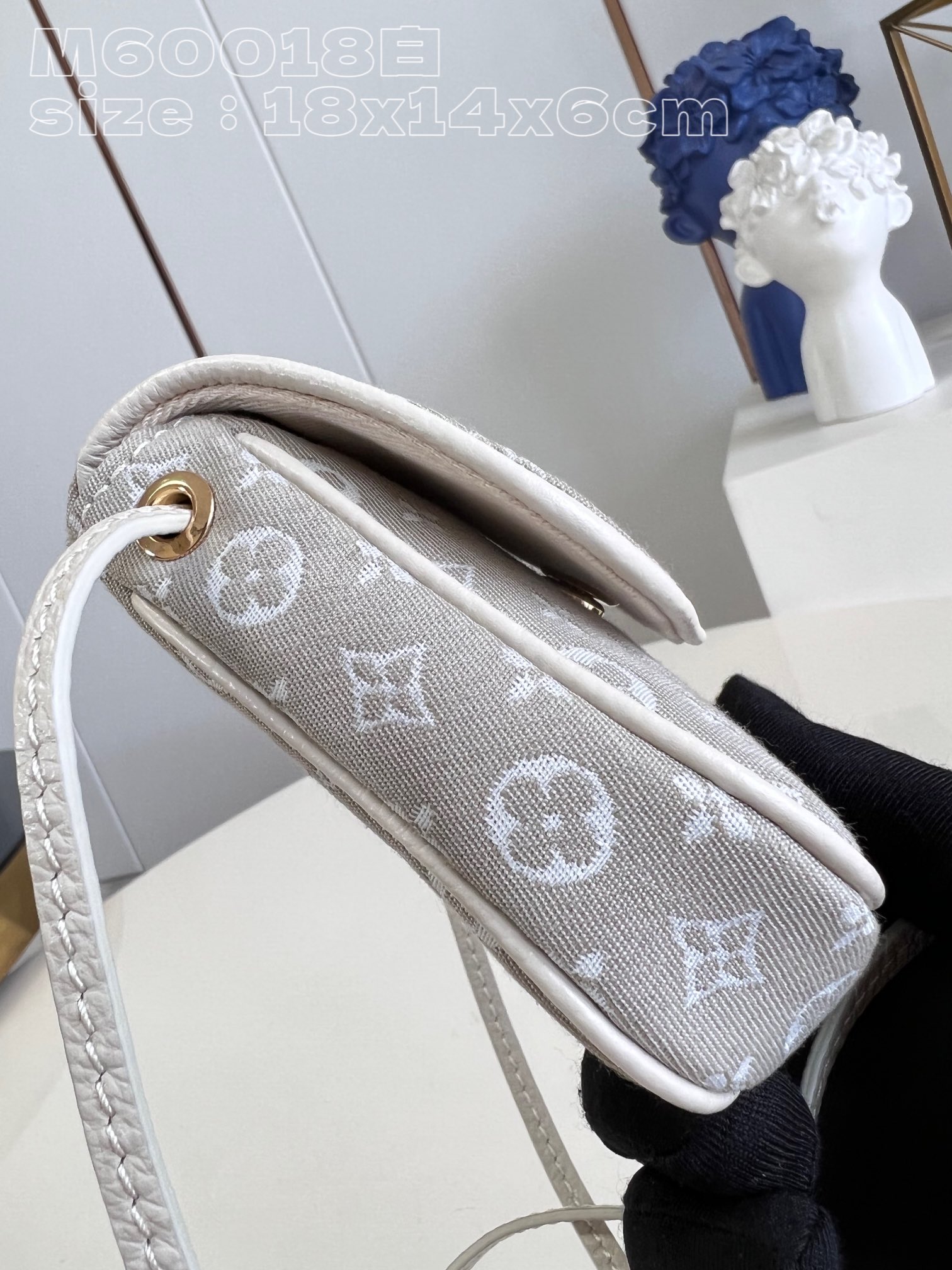 l**is V*t*n pochette cancun pouch