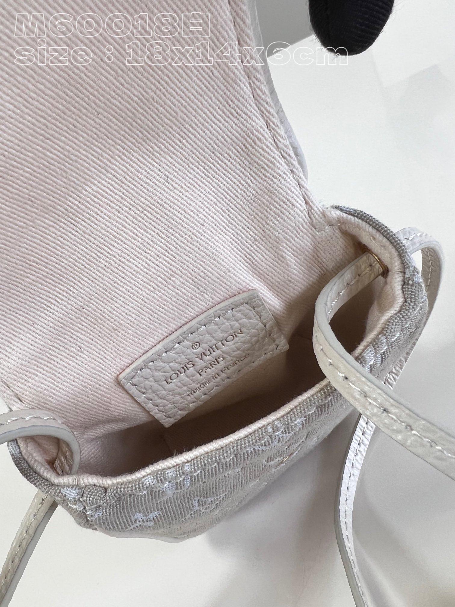 l**is V*t*n pochette cancun pouch