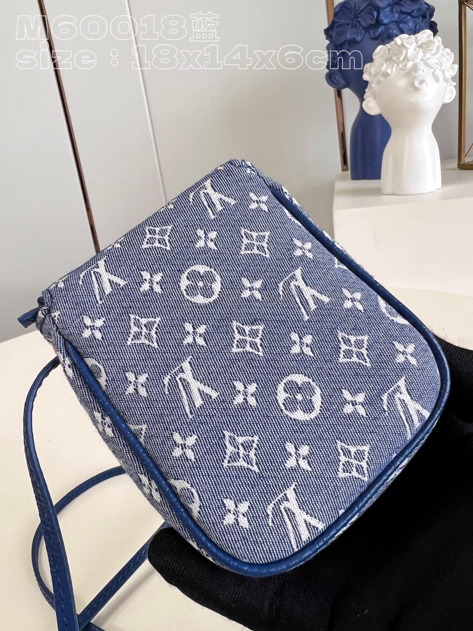 l**is V*t*n pochette cancun pouch