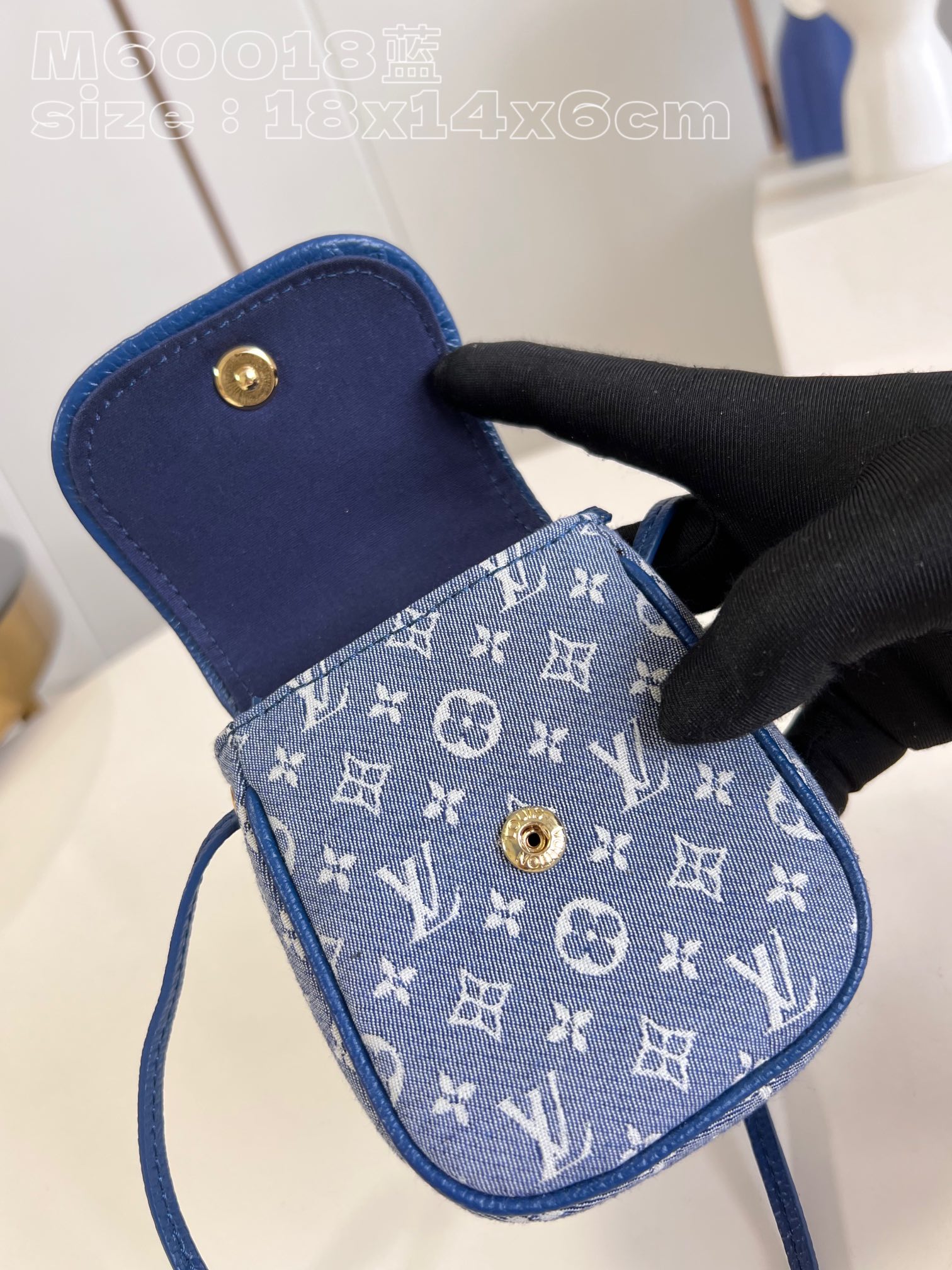 l**is V*t*n pochette cancun pouch