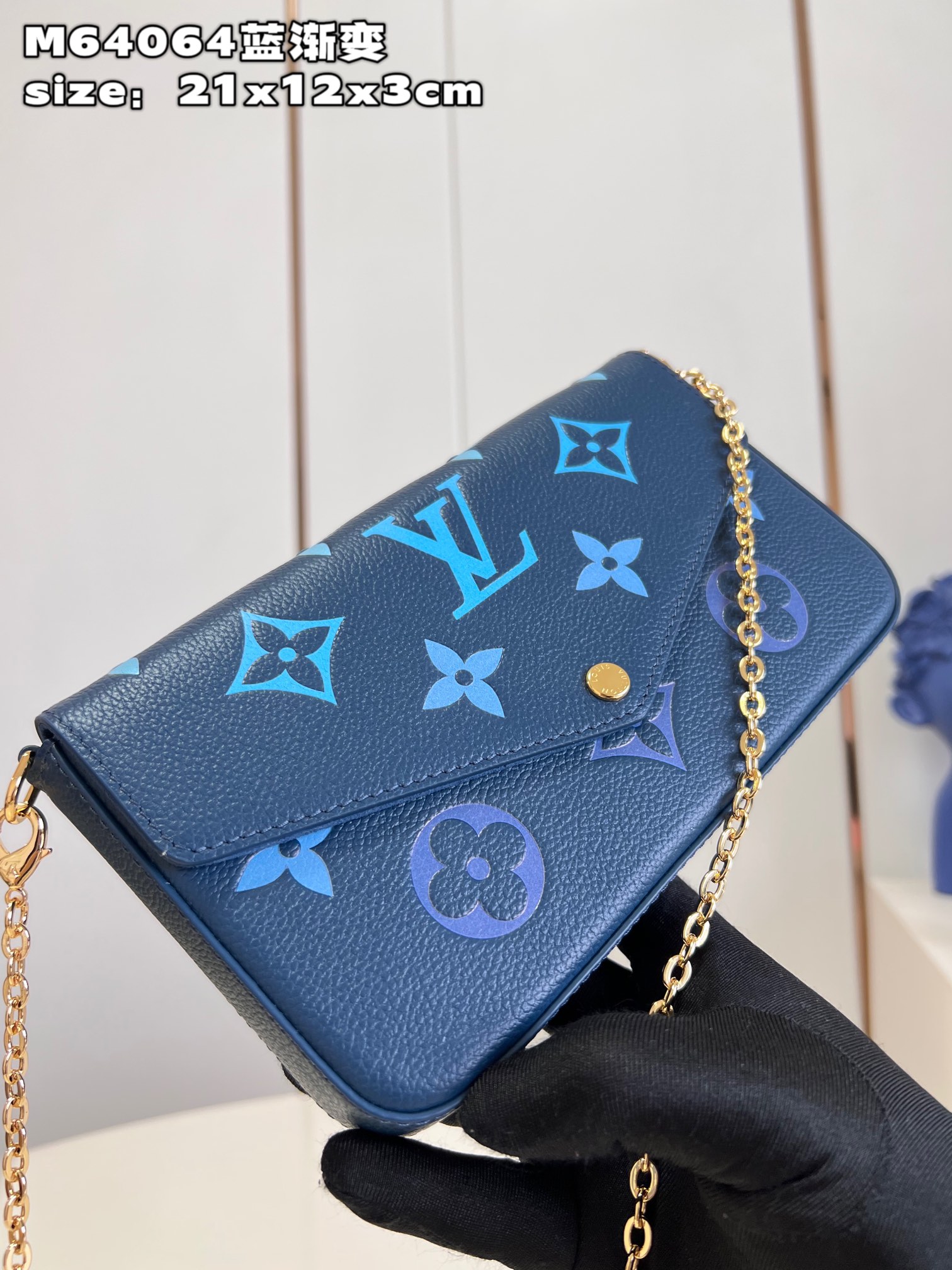 l**is V*t*n  pochette félicie