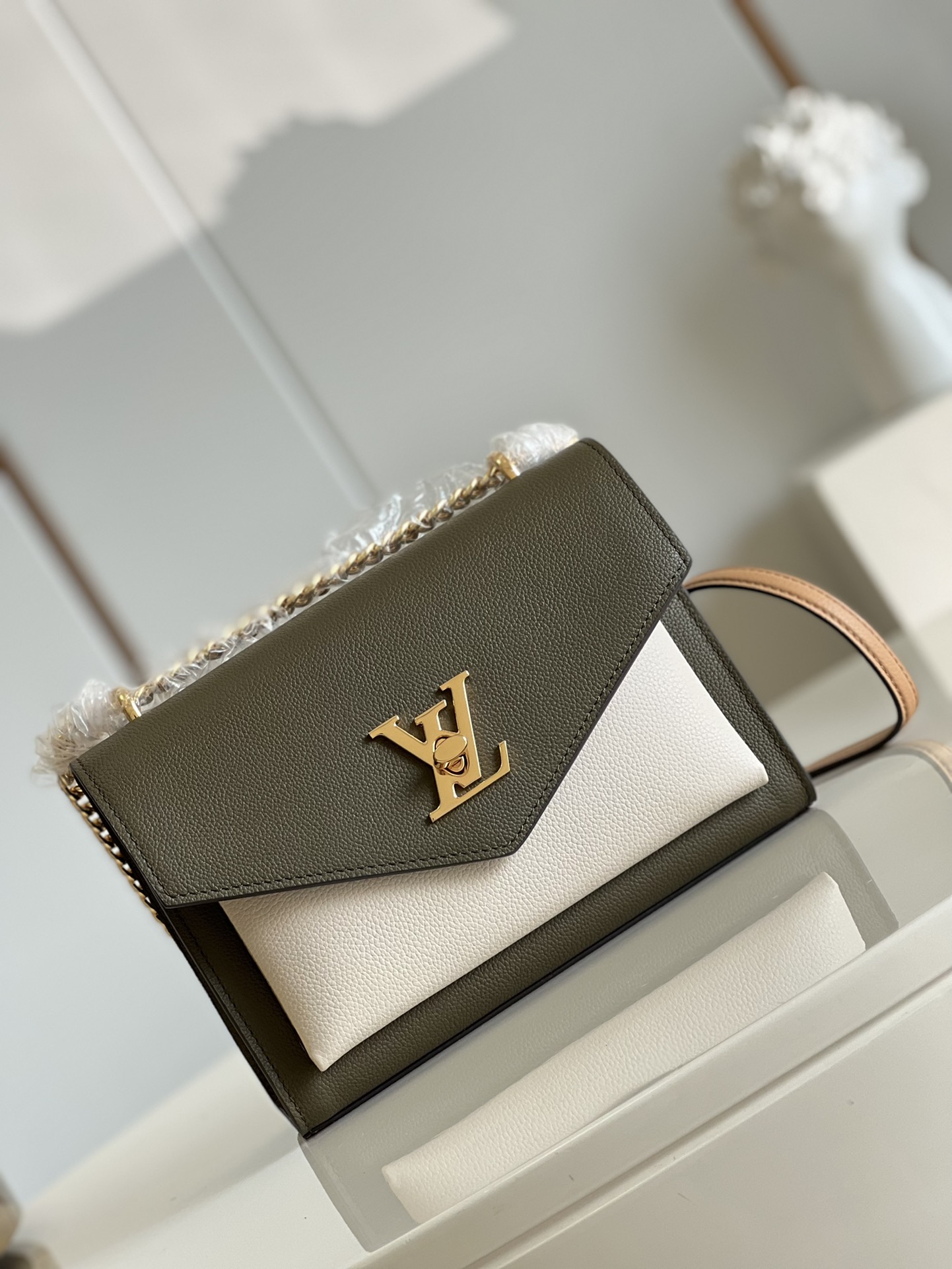 l**is V*t*n mylockme chain bag