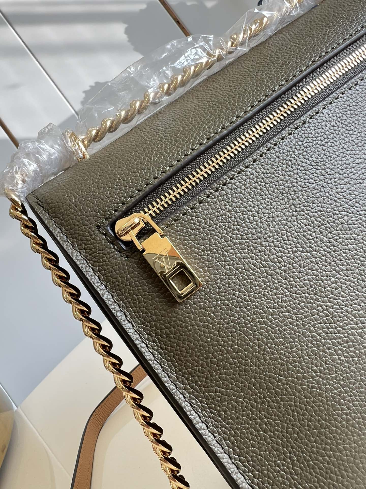 l**is V*t*n mylockme chain bag