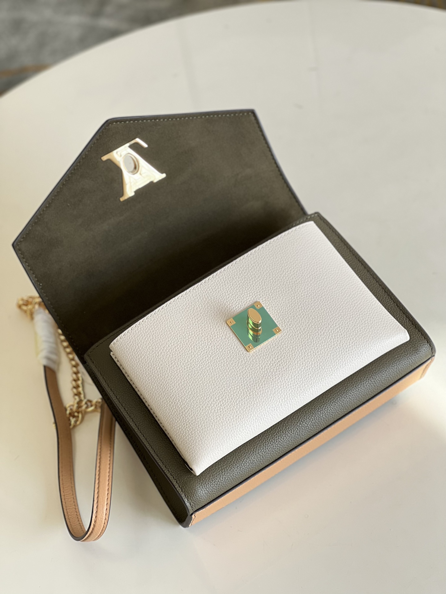 l**is V*t*n mylockme chain bag