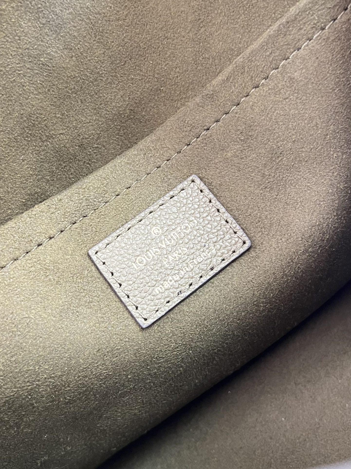l**is V*t*n mylockme chain bag