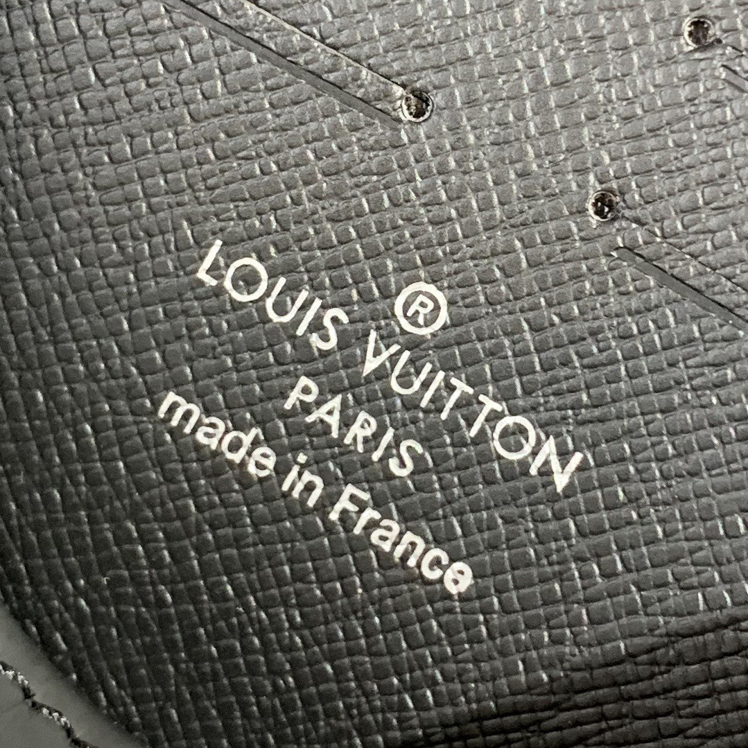 l**is V*t*n pochette voyage medium handbag