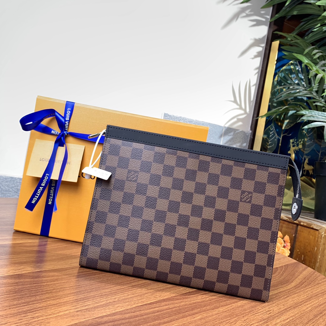 l**is V*t*n pochette voyage medium handbag