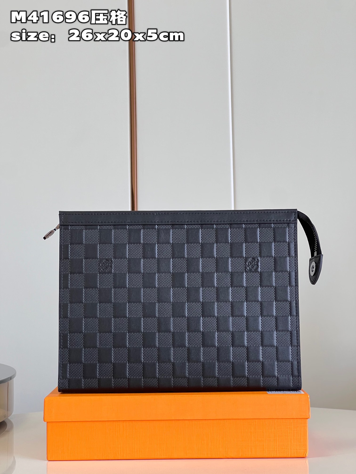 l**is V*t*n pochette voyage medium handbag
