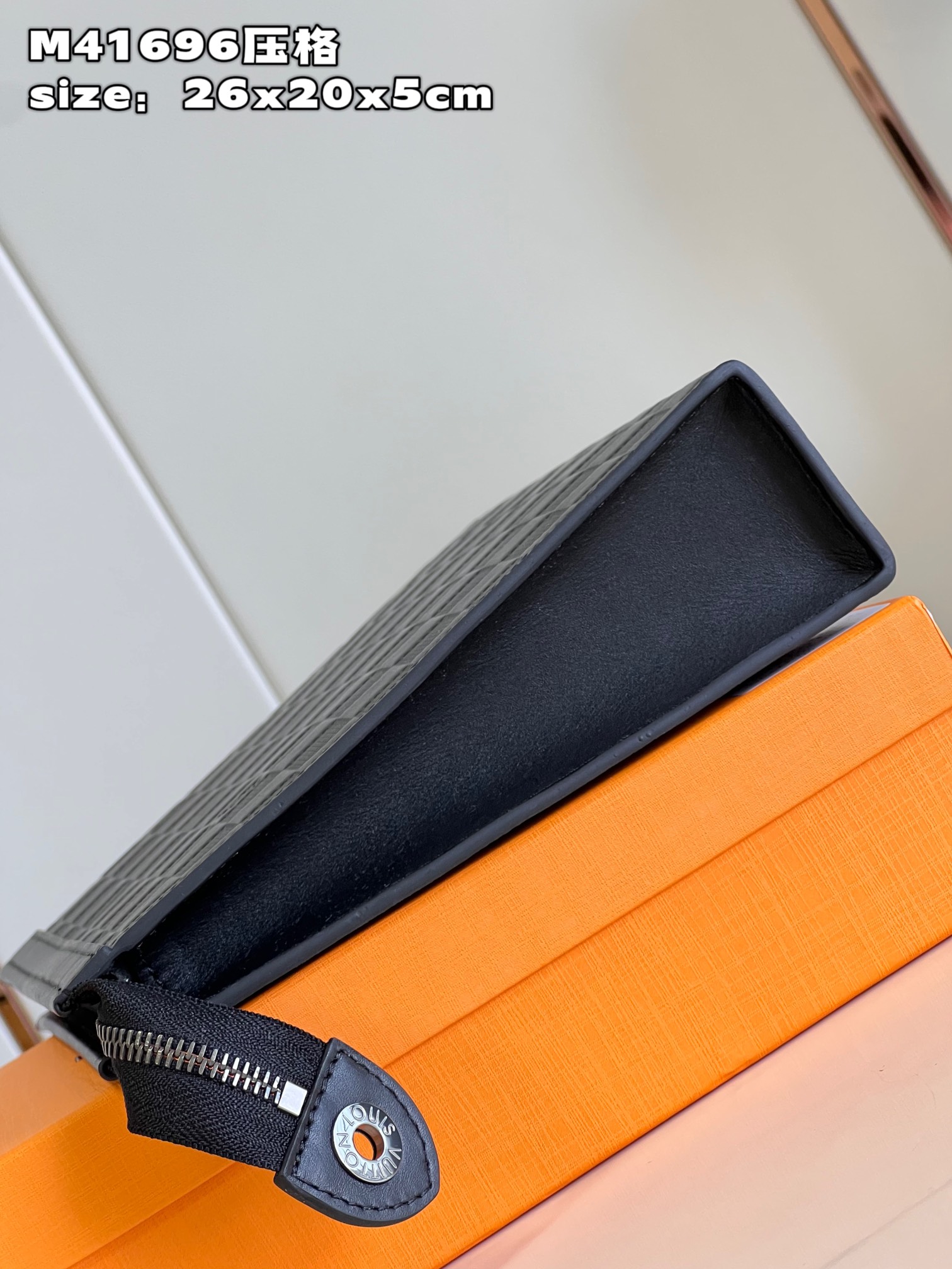 l**is V*t*n pochette voyage medium handbag