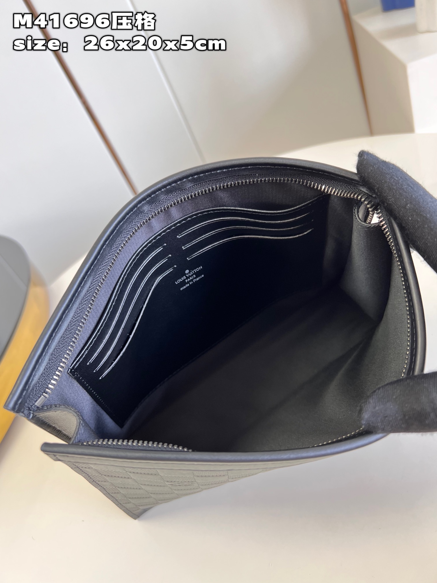 l**is V*t*n pochette voyage medium handbag