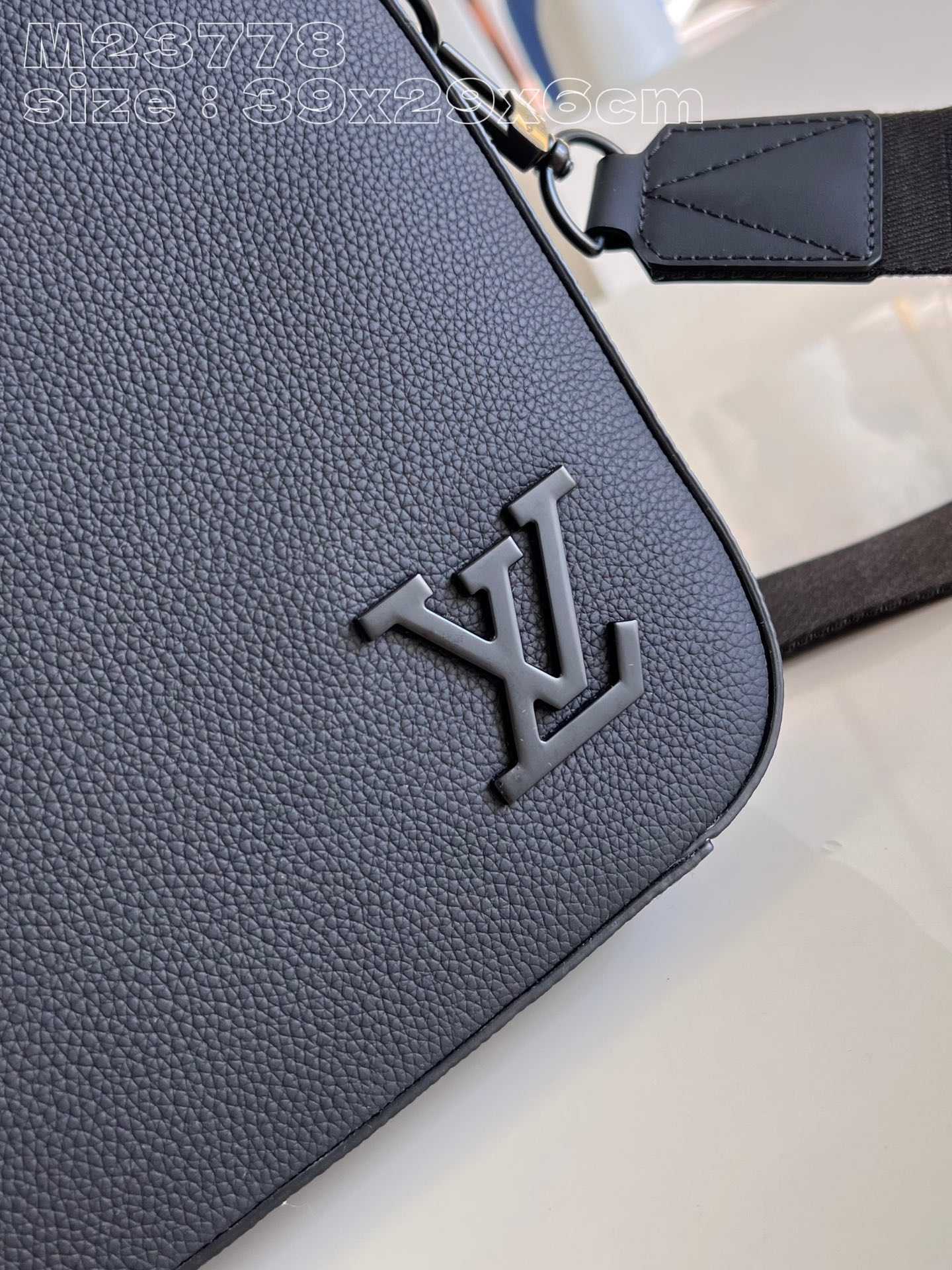 l**is V*t*n pilot briefcase