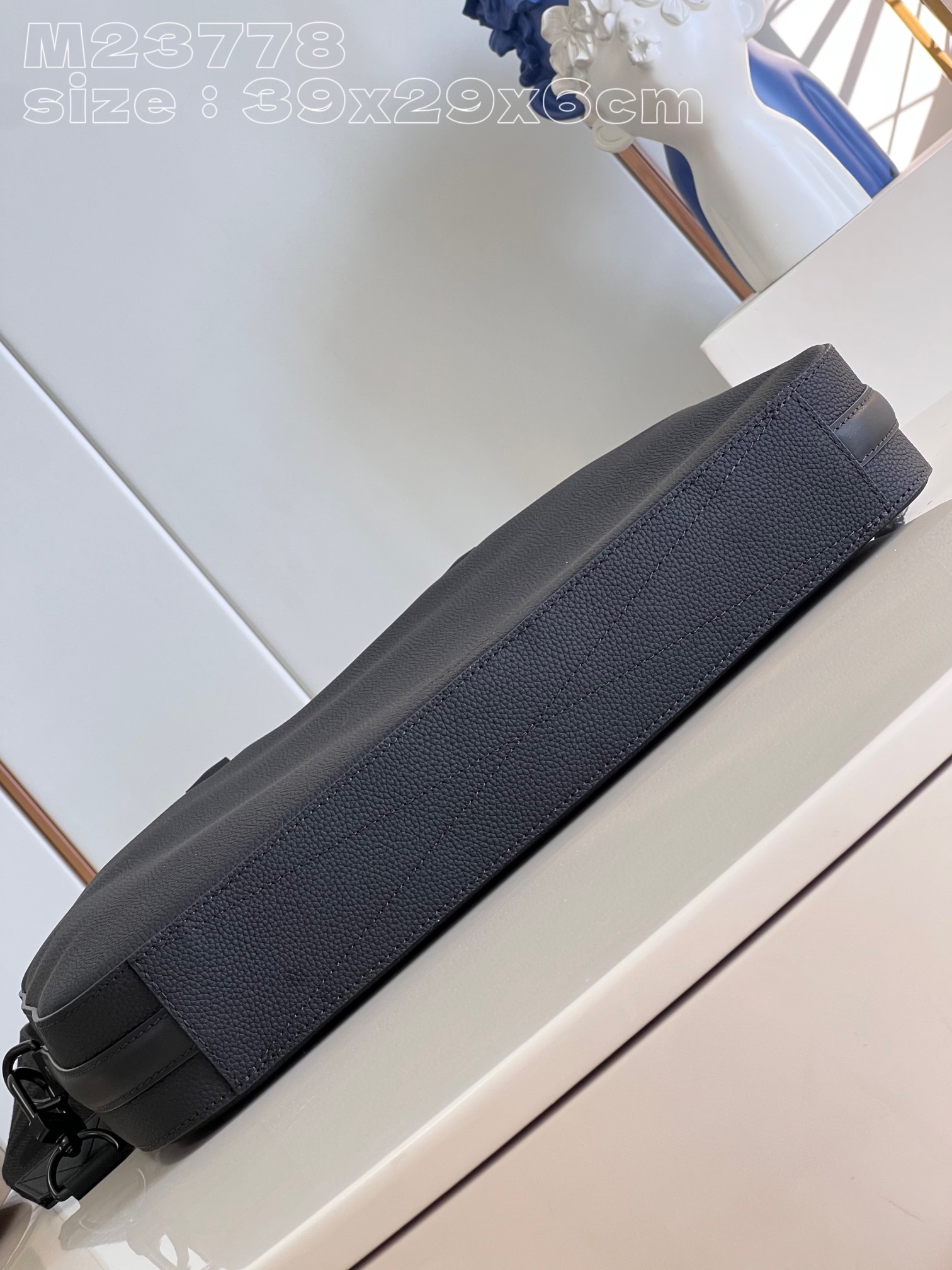 l**is V*t*n pilot briefcase