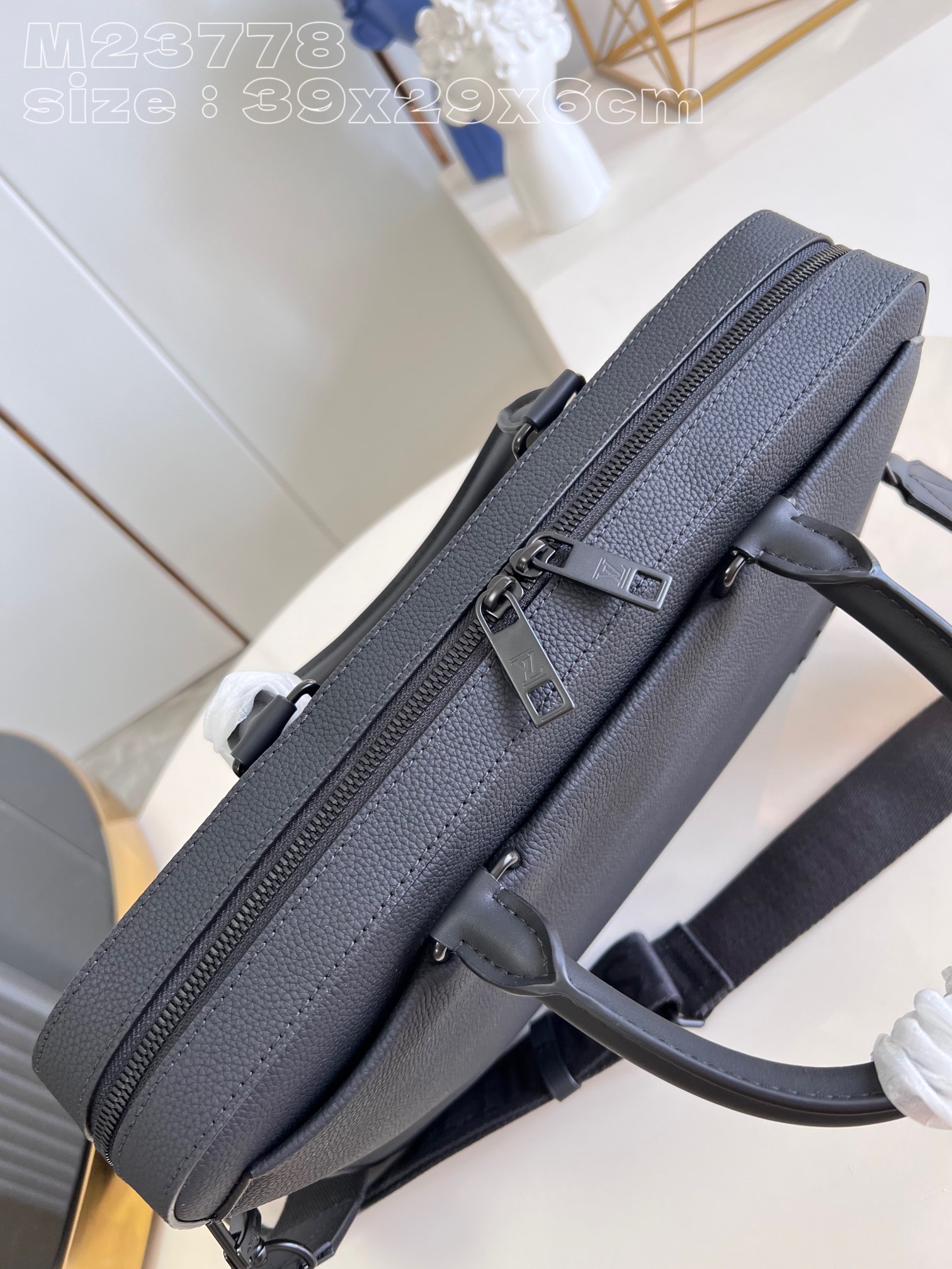 l**is V*t*n pilot briefcase