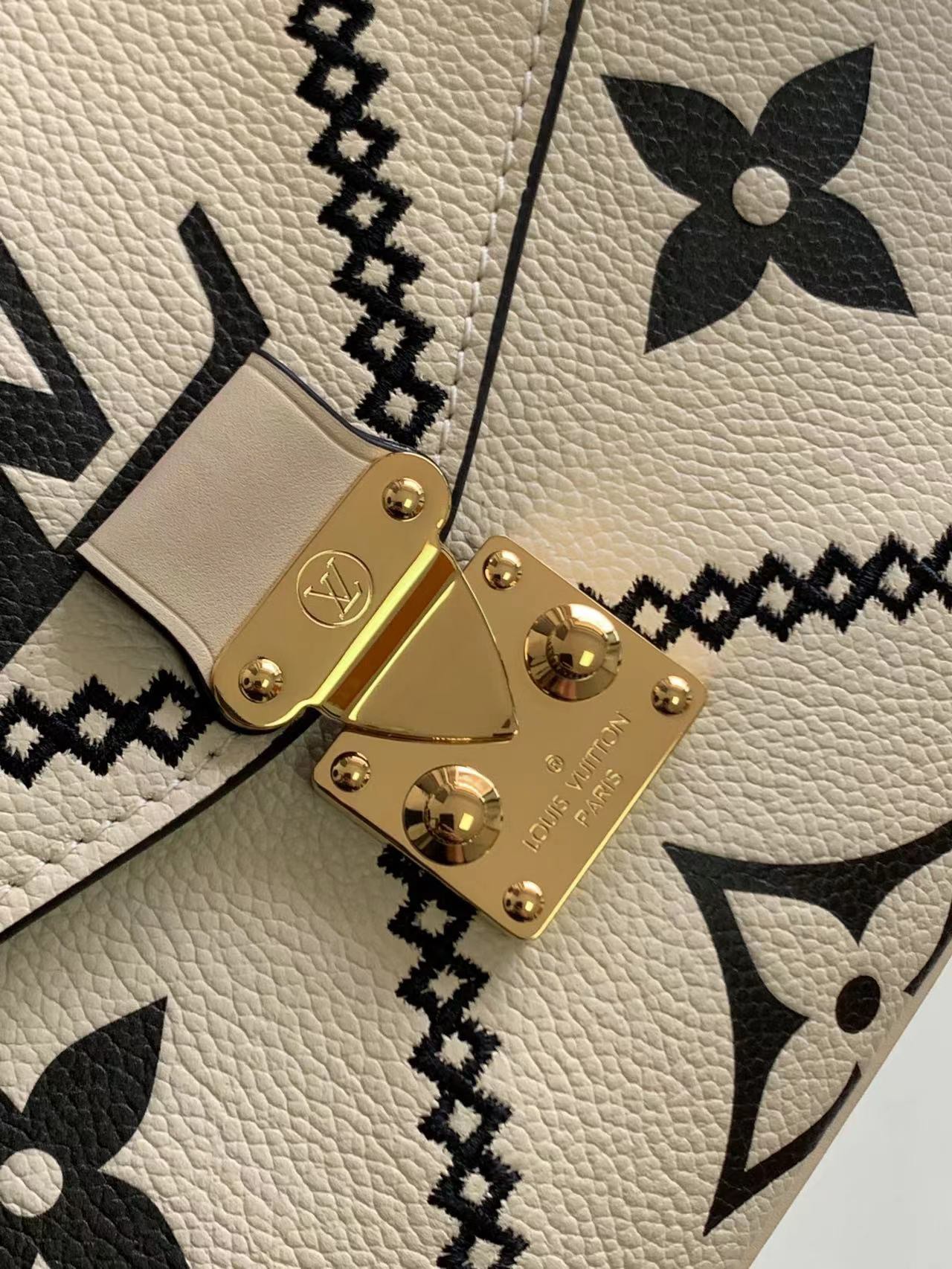 l**is V*t*n pochette métis