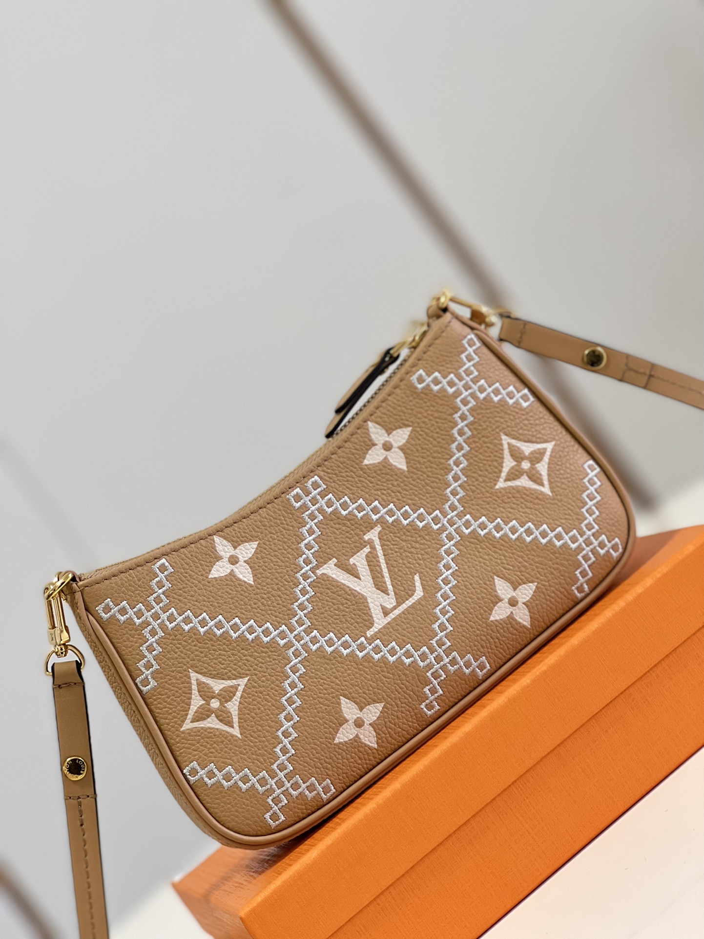 l**is V*t*n  easy pouch on strap handbag