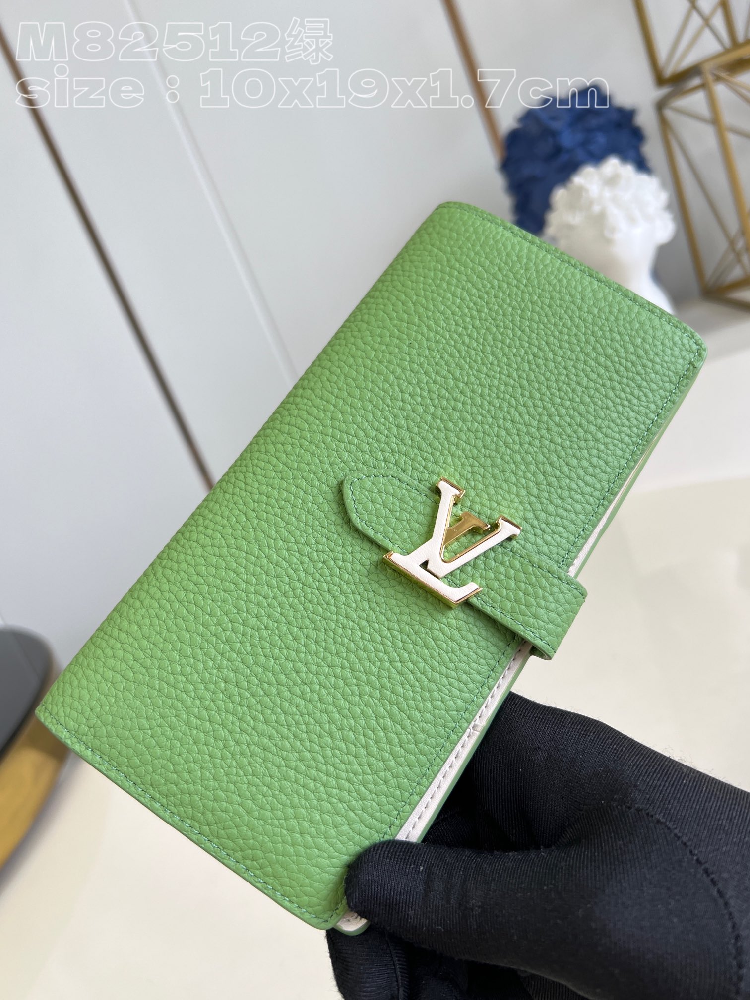 l**is V*t*n lv vertical wallet